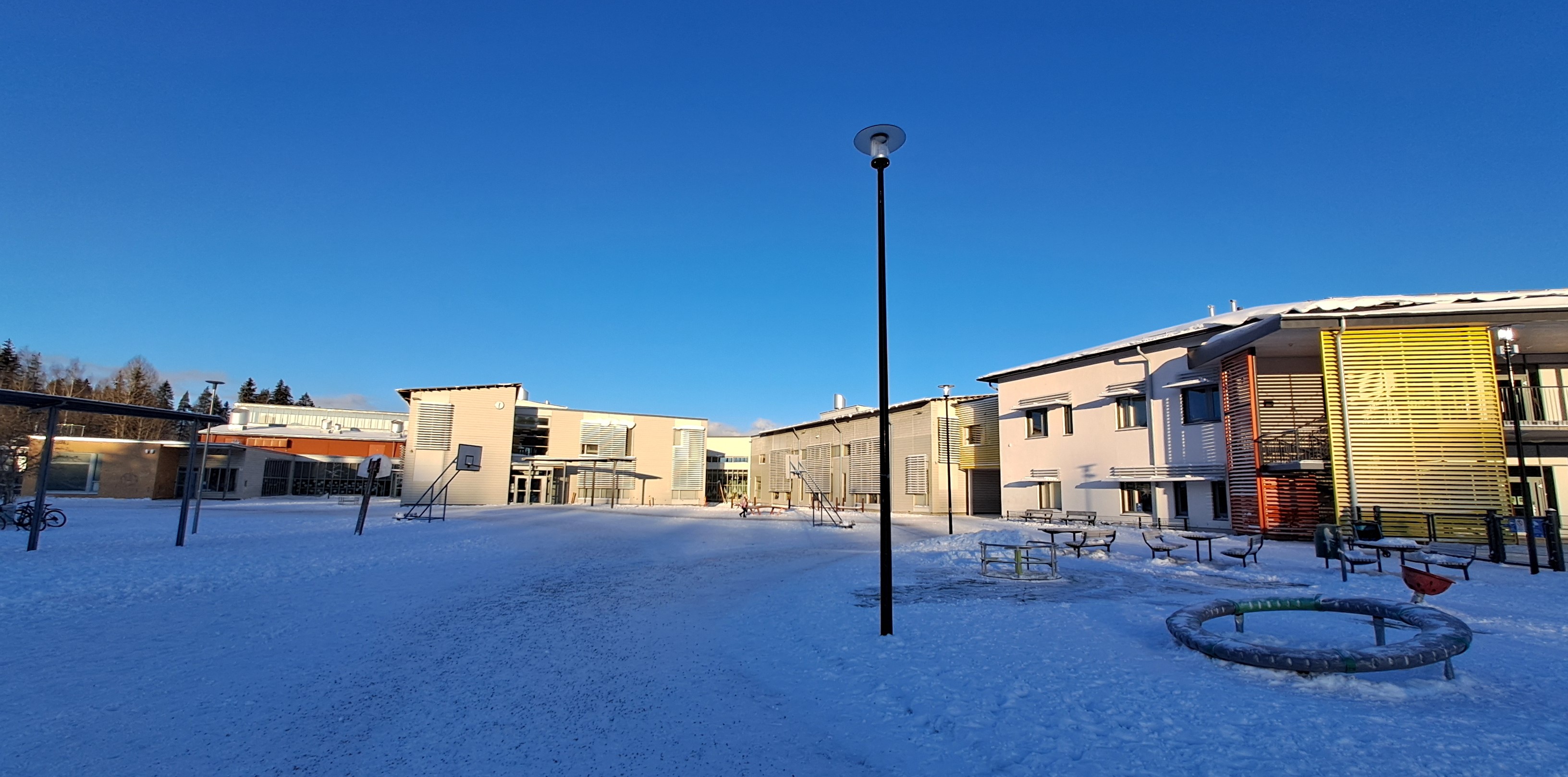 Kuva koulusta sisäpihalta kuvattuna.