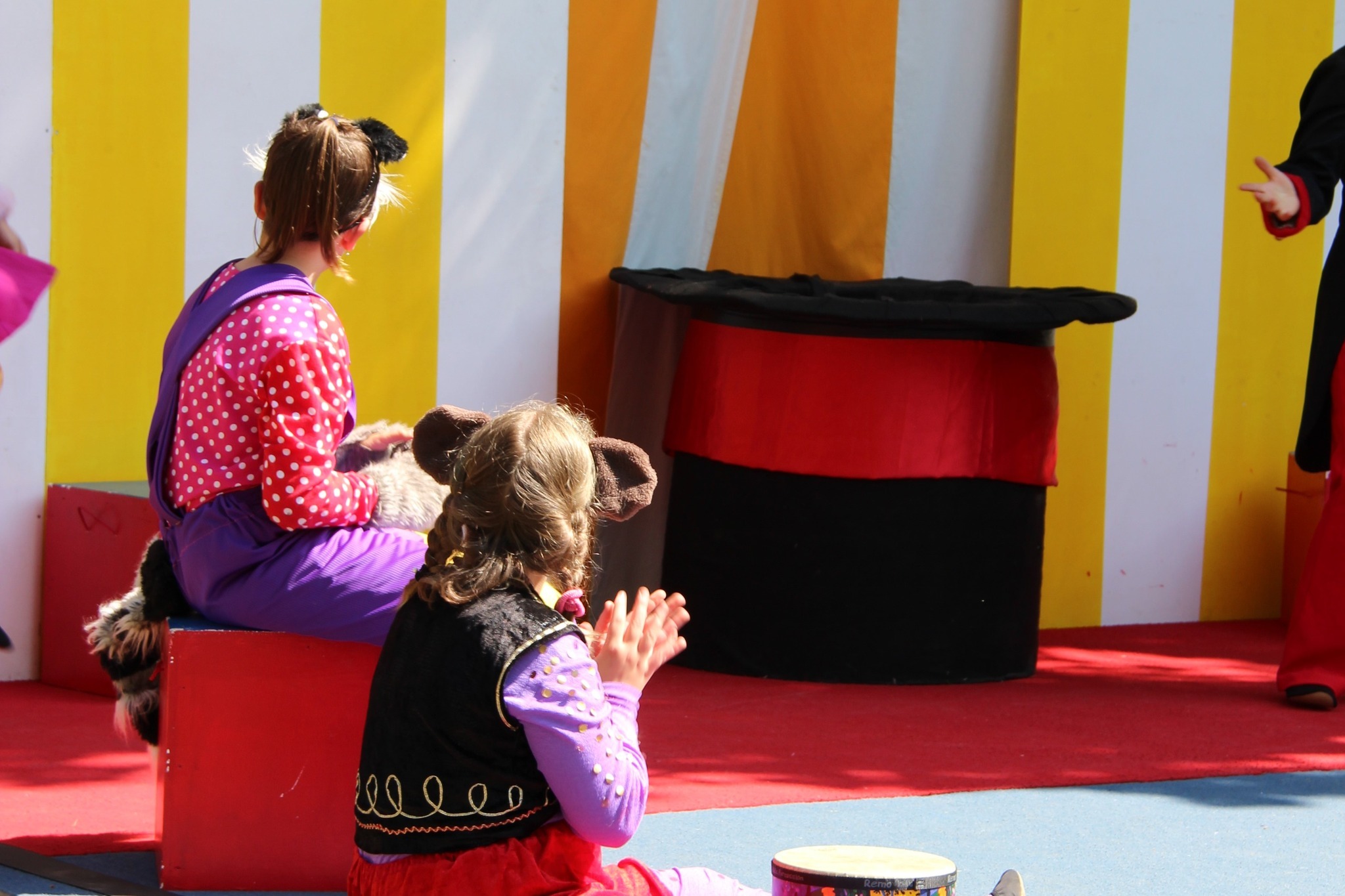 Lapsia kesäteatterin lavalla pukeutuneena eläinhahmoiksi.