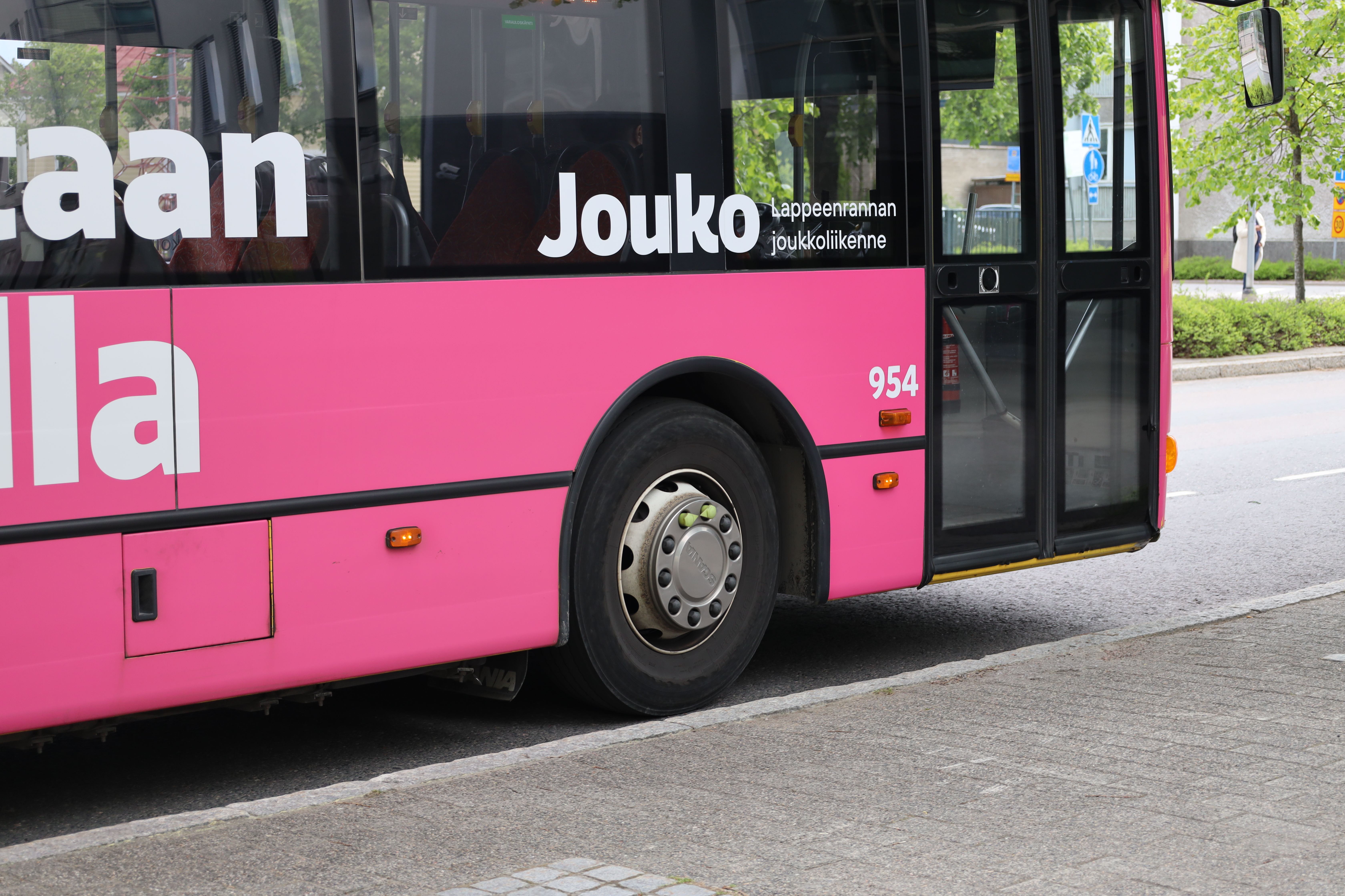 Pinkin Jouko-bussin sivusta bussin etuosaa, etupyörä, etuovi, teippauksessa lukee ”Jouko Lappeenrannan joukkoliikenne”