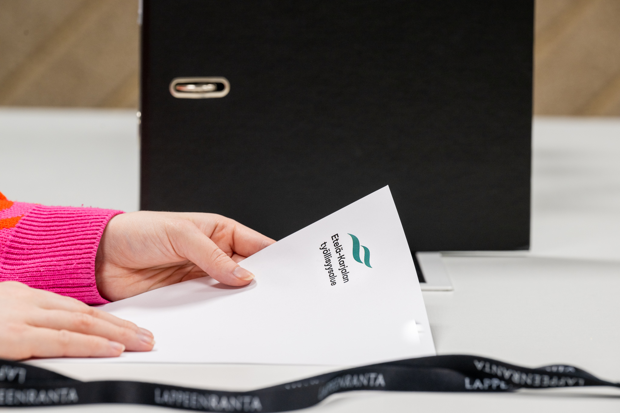 Kädet ja paperi, jossa lukee Etelä-Karjalan työllisyysalue.