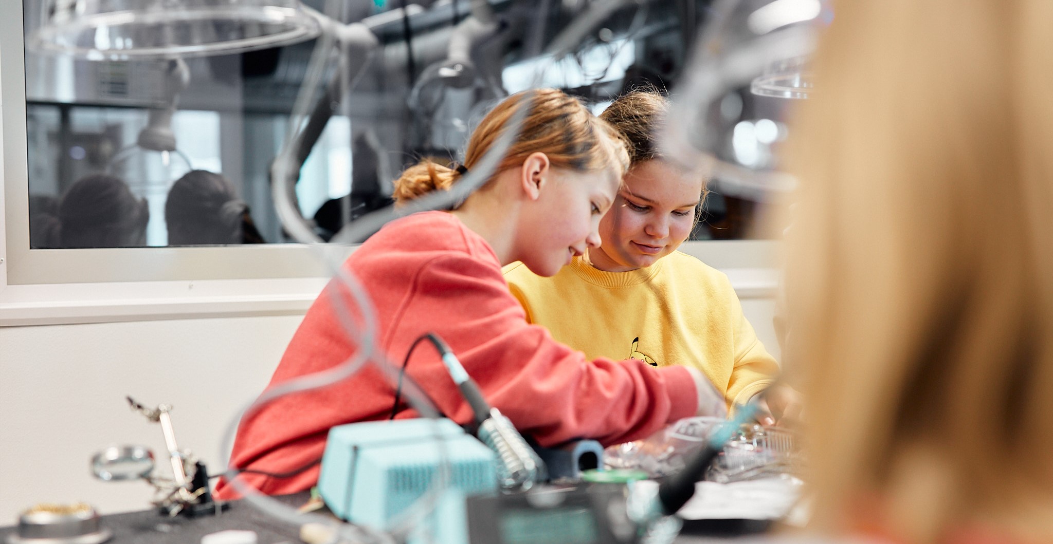 Kaksi oppilasta luokassa.