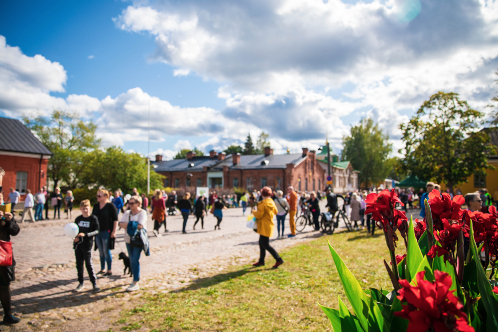 Ihmisiä linnoituksessa.