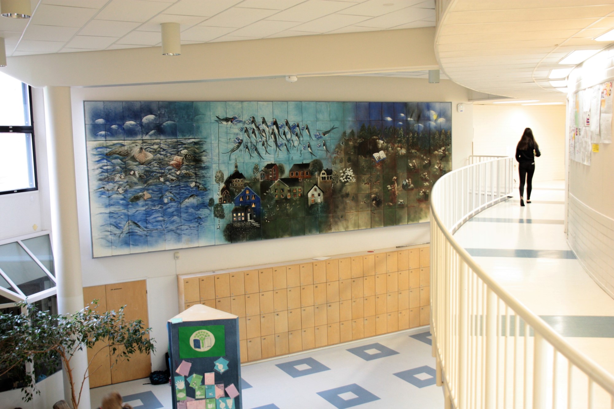 Koulumme%20aula%20ja%20suuri%20taideteos.