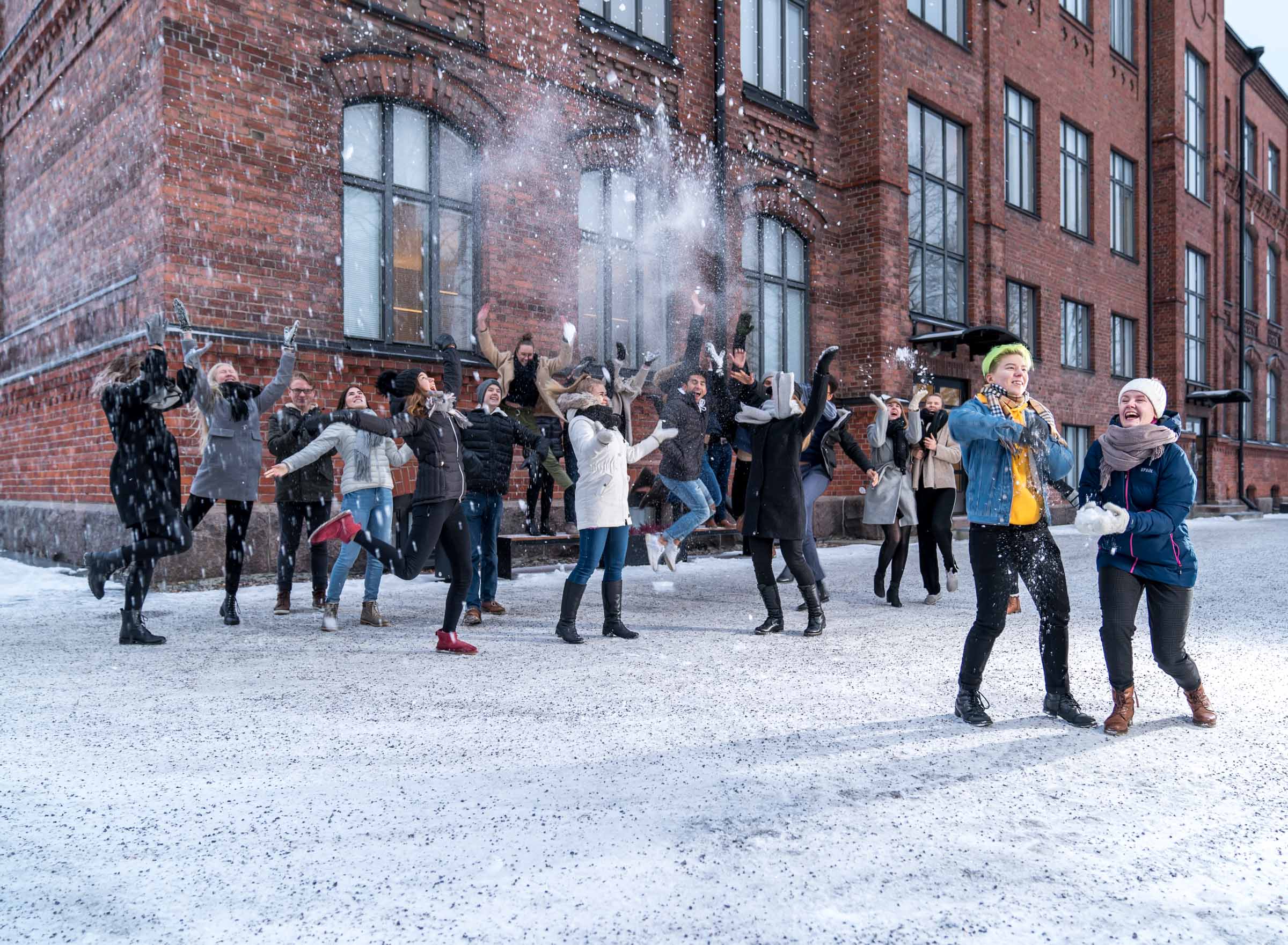 Opiskelijoita lukion pihalla talvella. 