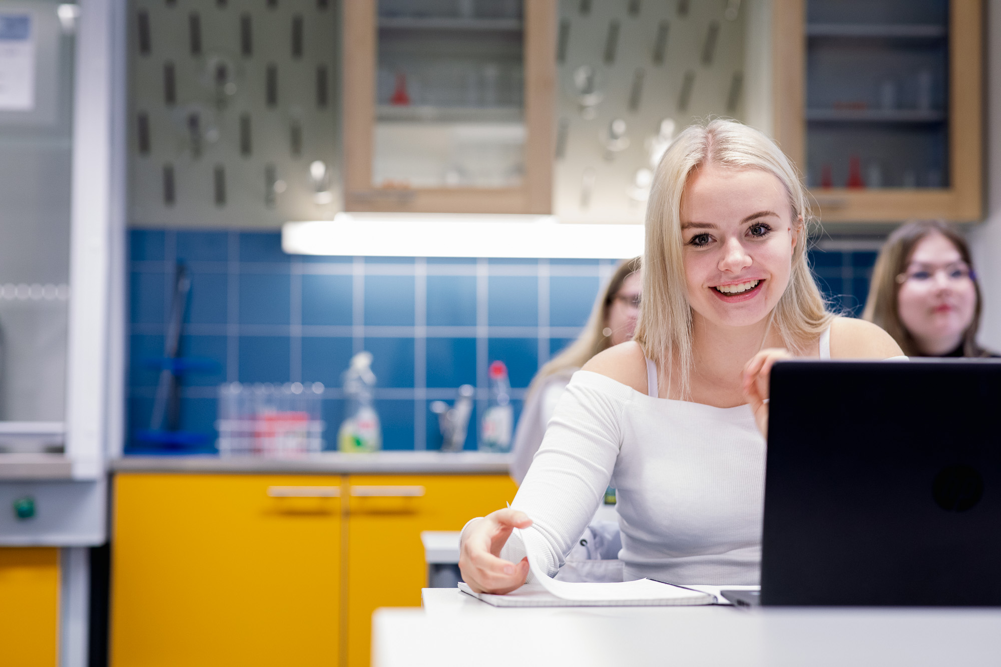 Opiskelija ja kannettava tietokone. 