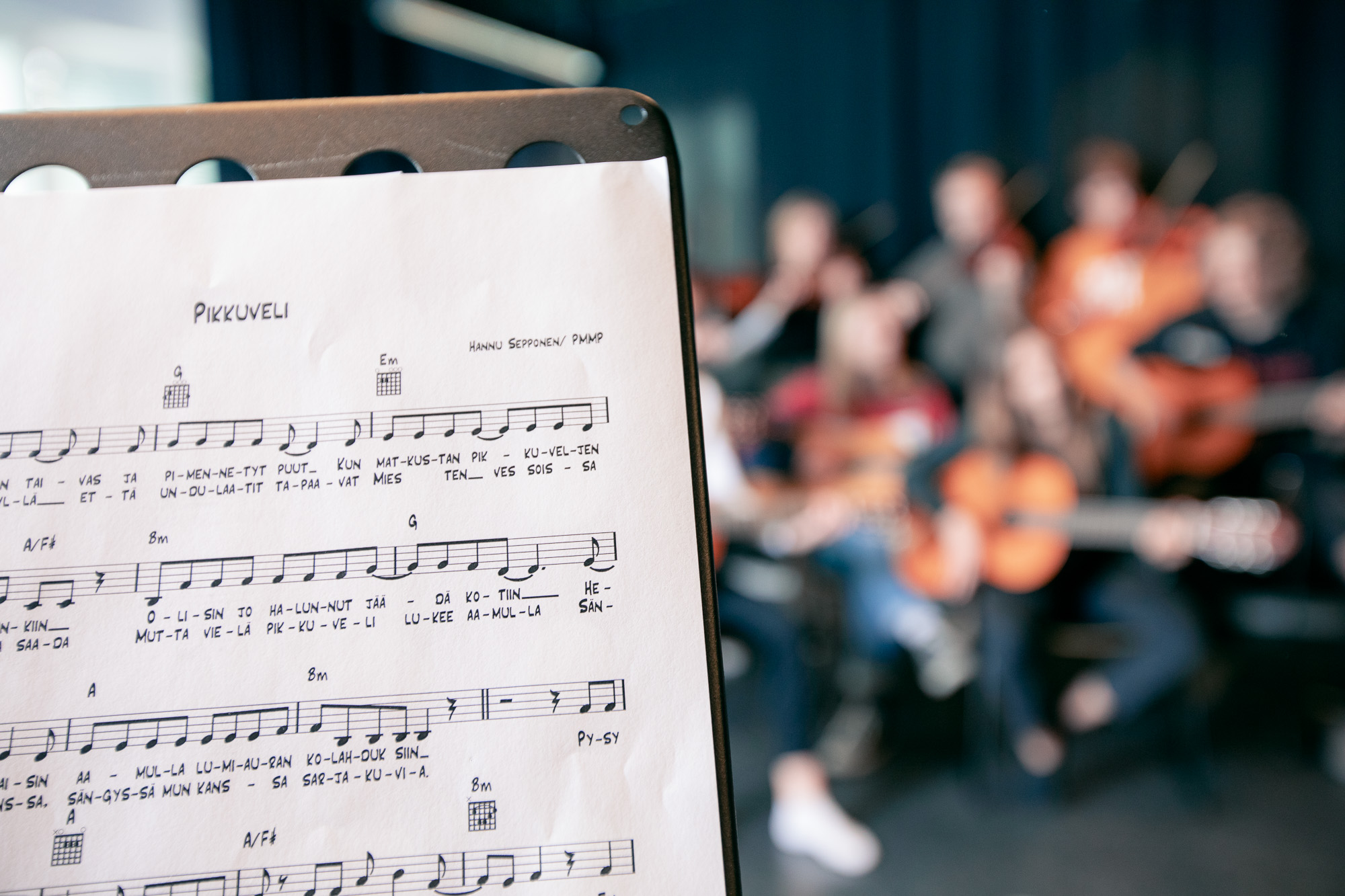 Nuotit nuottitelineellä.