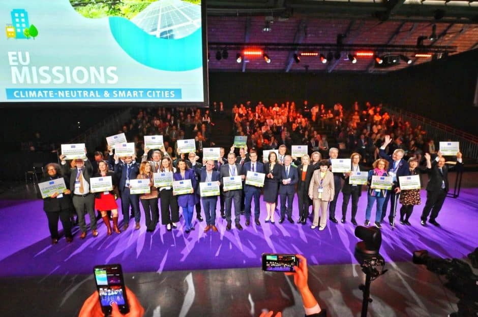 Joukko ihmisiä lavalla.