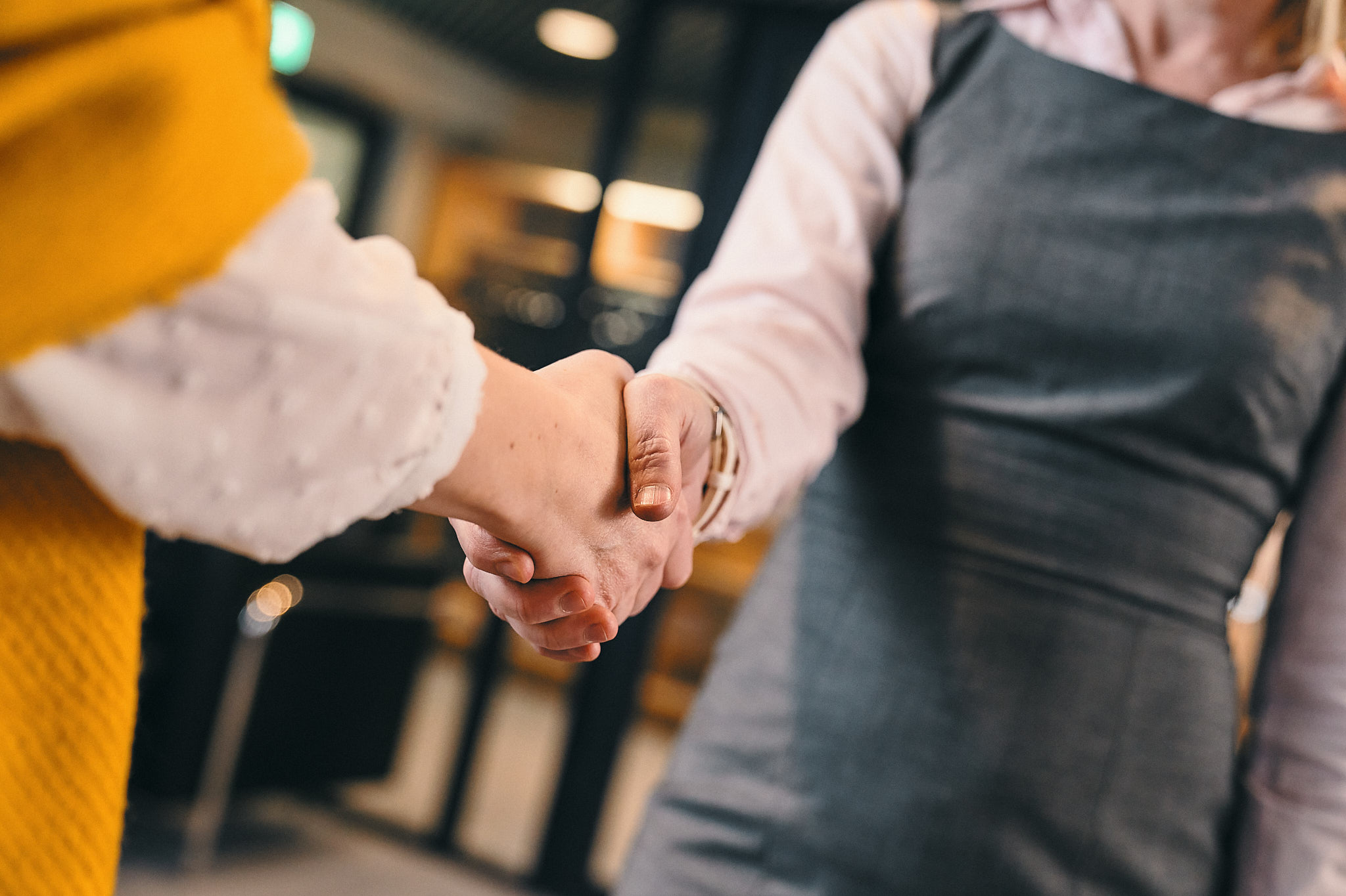 Kaksi ihmistä kättelee toisiaan.