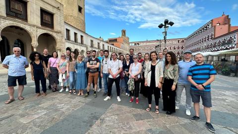 Ryhmä ihmisiä ulkona kuvattuna.