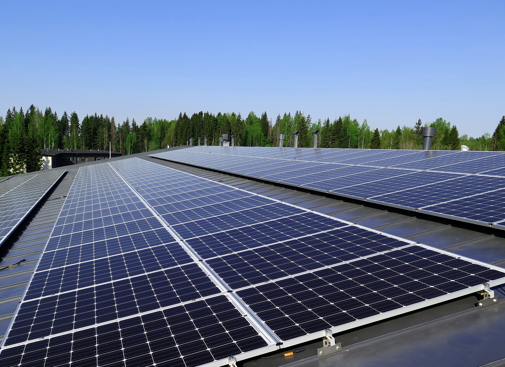 Aurinkopaneelit rakennuksen katolla.