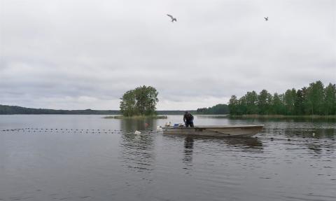Vene järvellä pilvisenä päivänä.