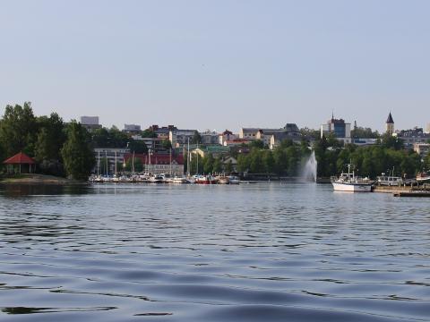 Maisemakuva Lappeenrannan Kaupunginlahdelta keskustaan päin.