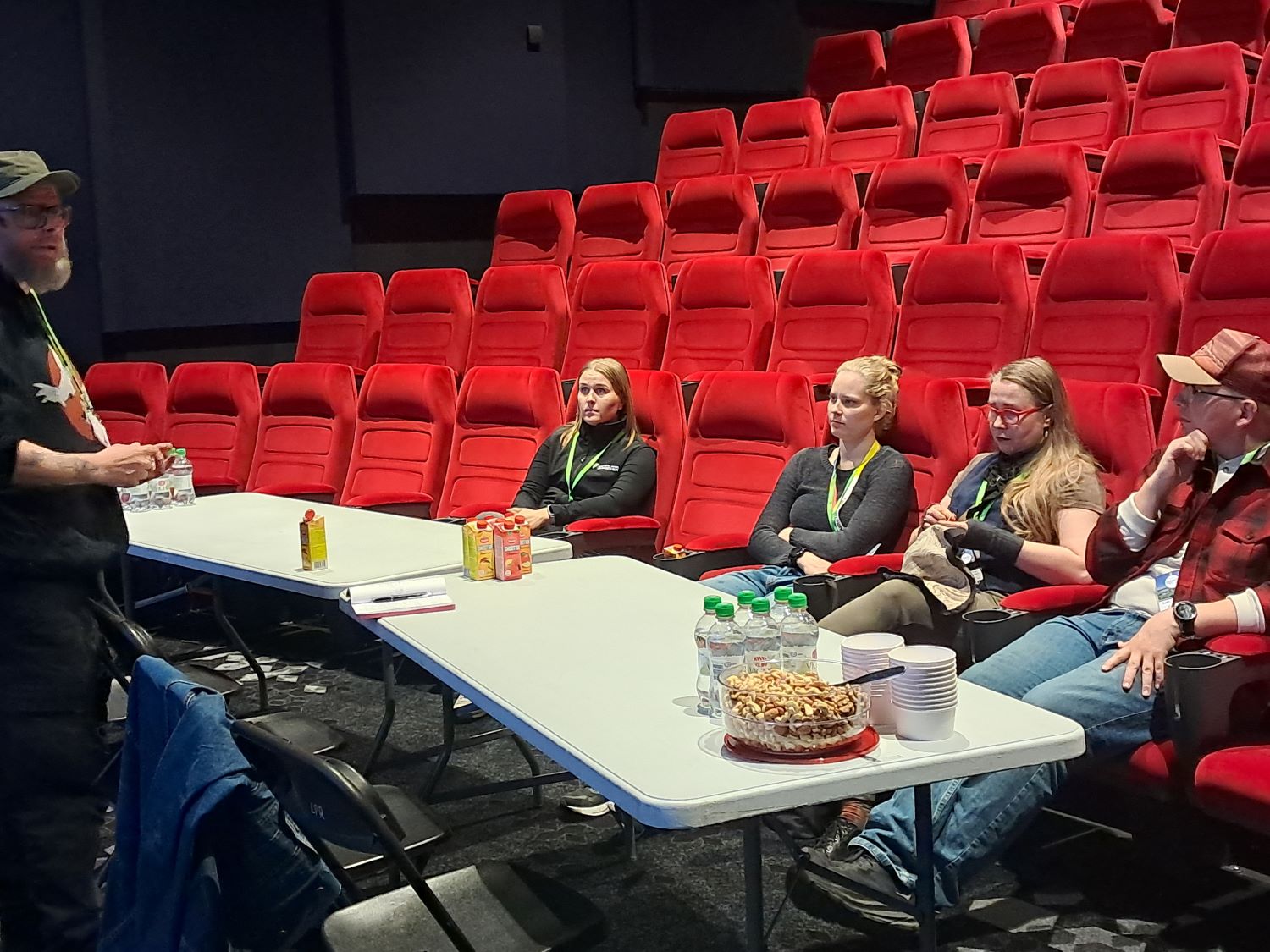 Kuva, jossa ihmiset keskustelevat keskenään pöydän ääressä.