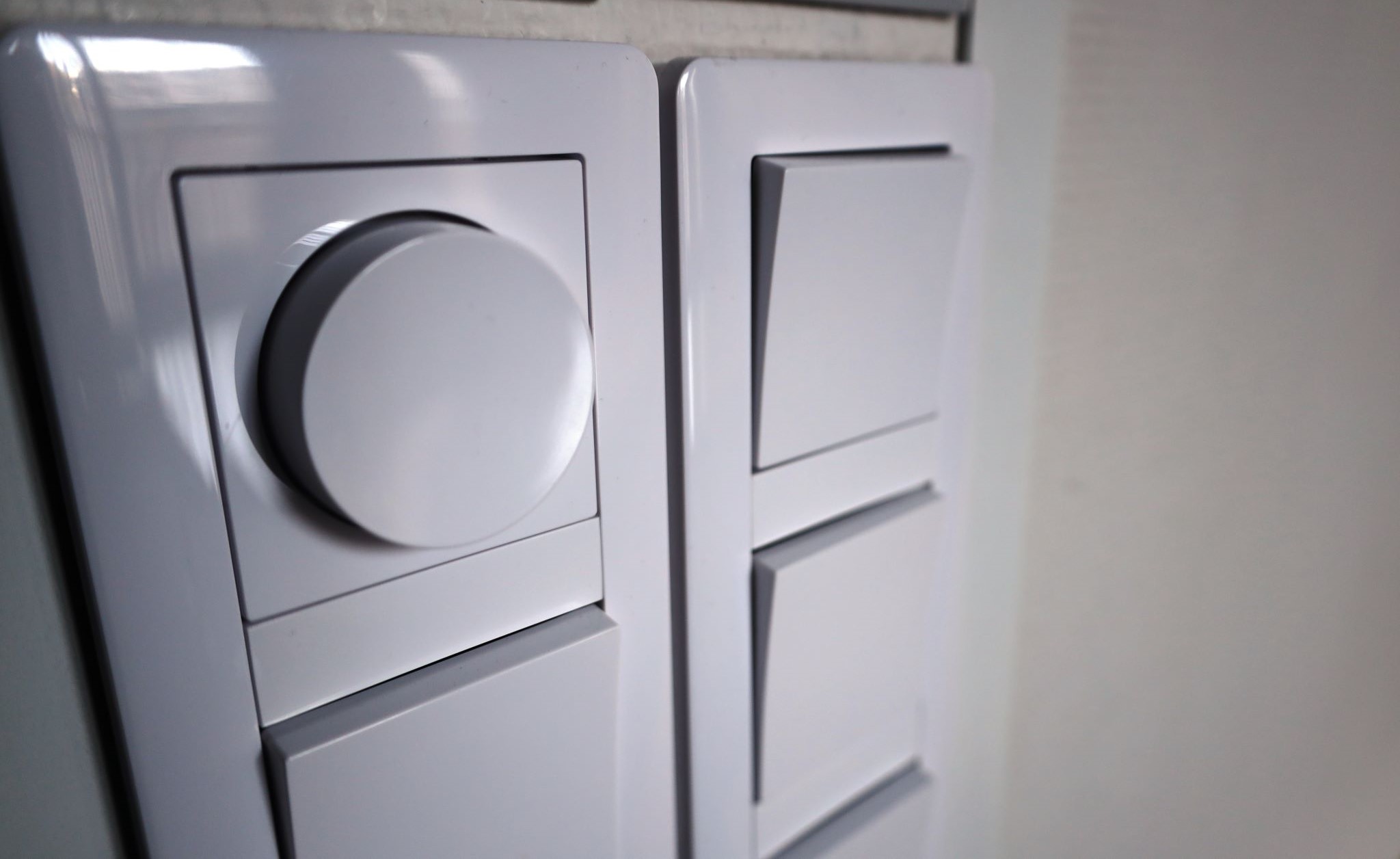 Valokatkaisija seinällä.