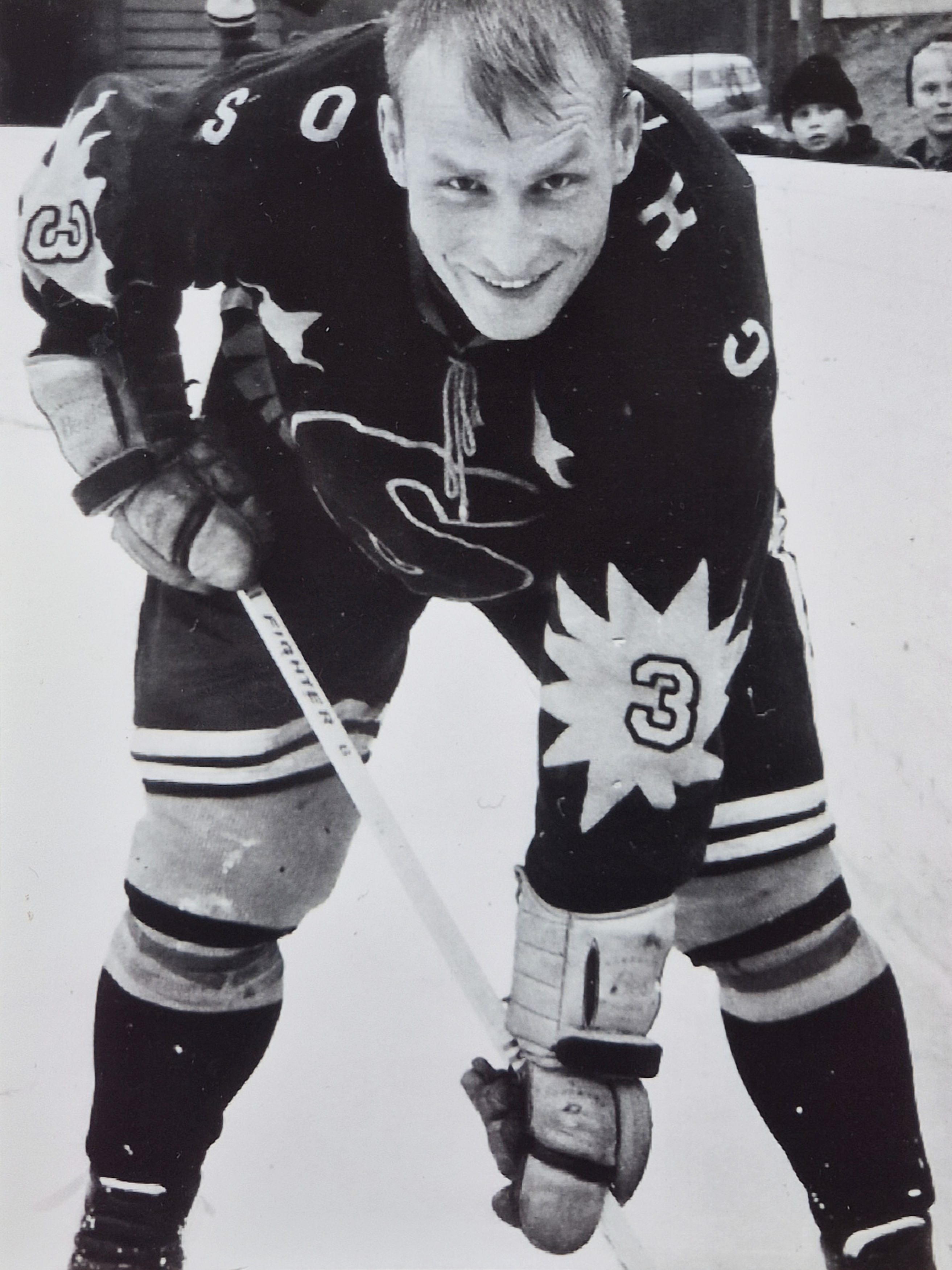Lalli Partinen jääkiekkovarusteissa.