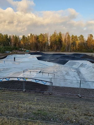 Skeitti- ja pumptrackrata vasta avattuna syksyisessä poutasäässä