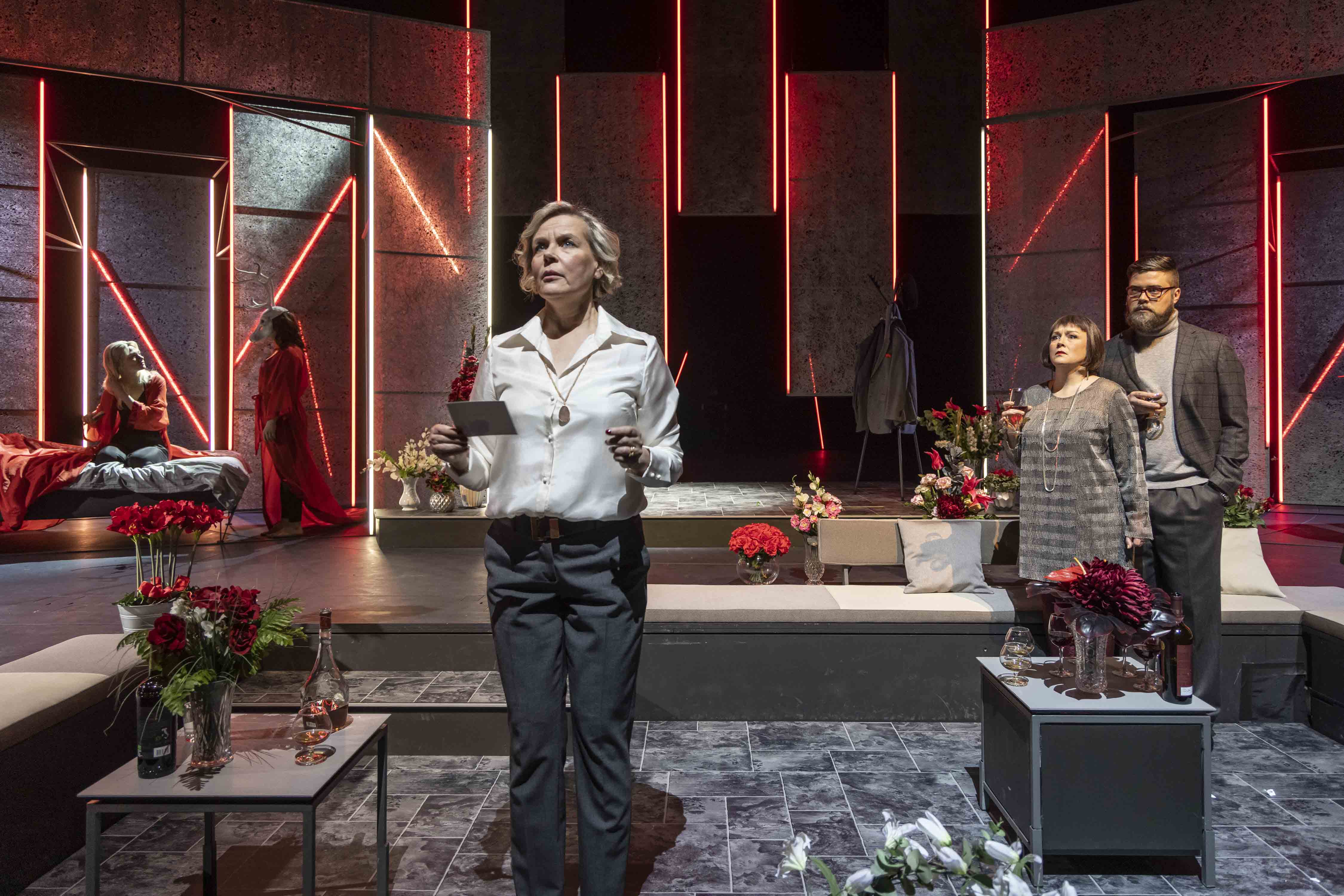 Teatterinäyttelijät lavalla.