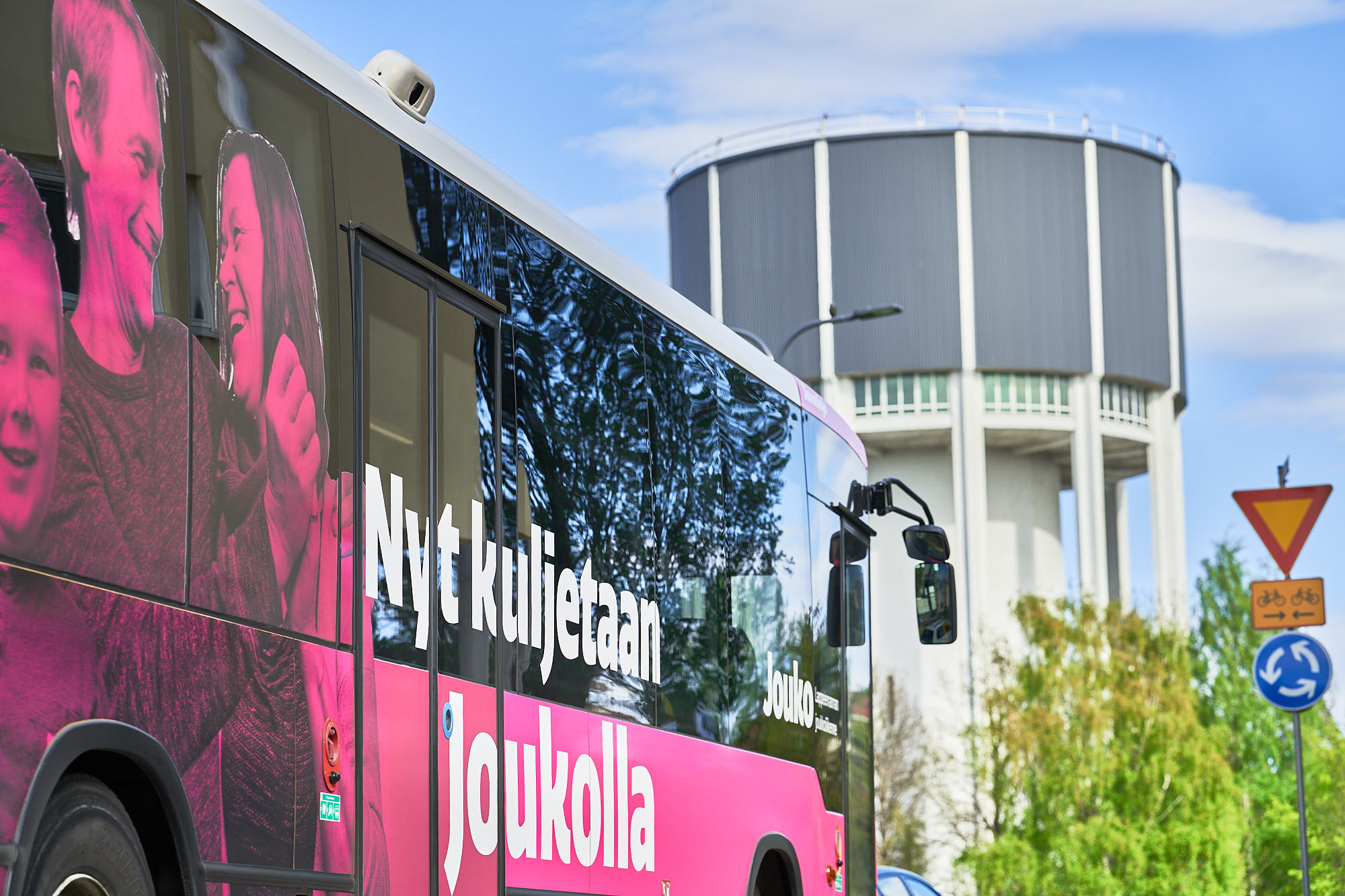 Jouko-bussi ja vesitorni.