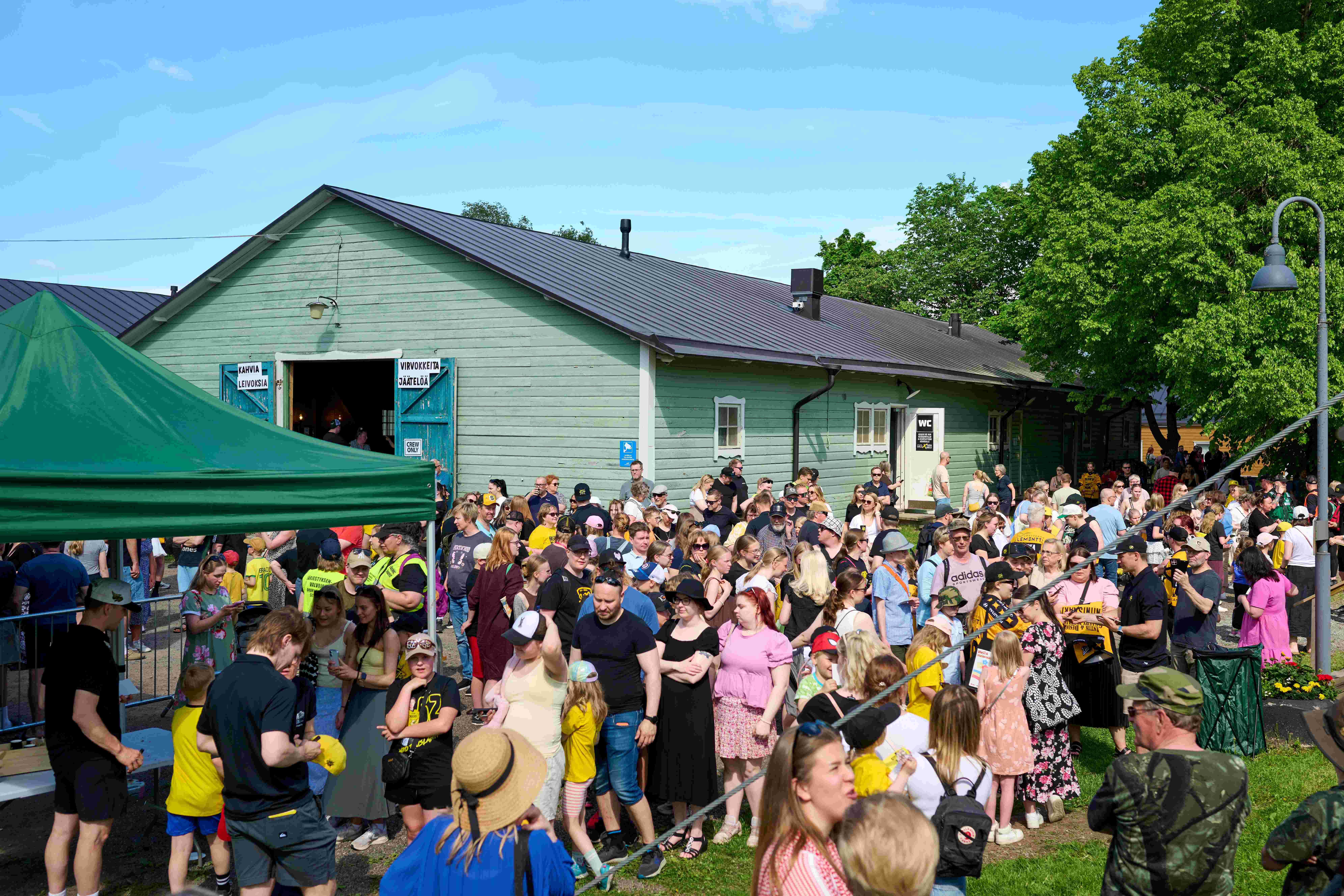 Tapahtumayleisöä.