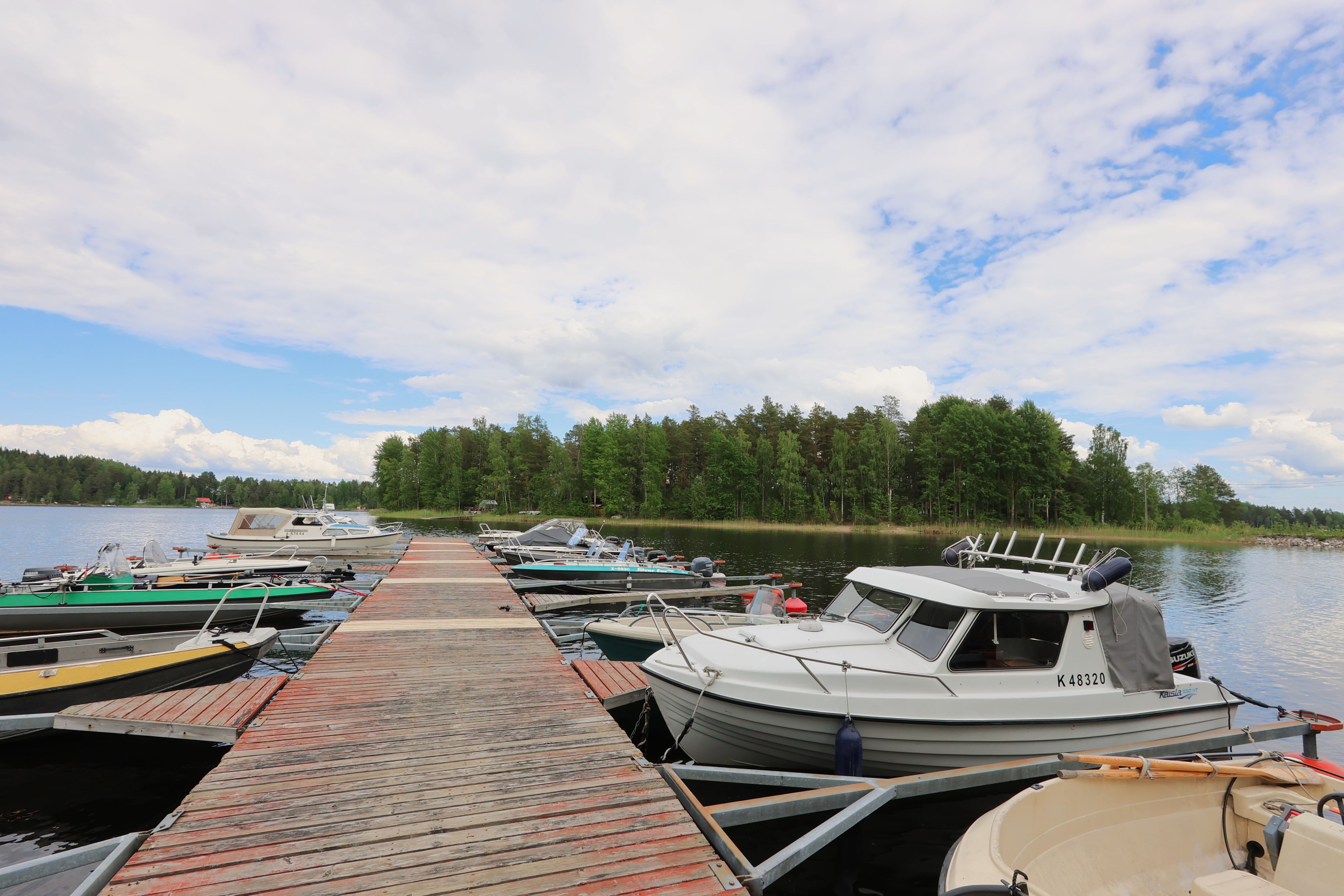 Kivisalmen laituri ja veneitä.