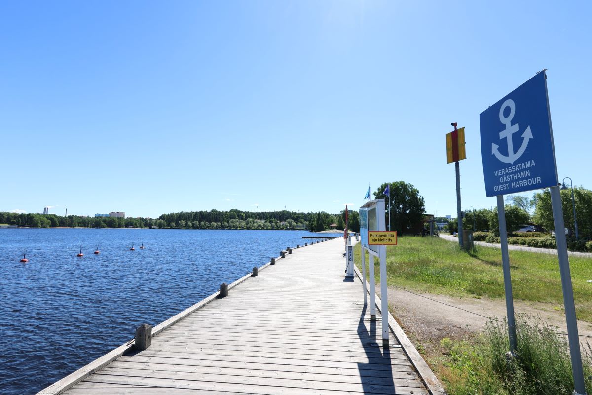 Linnoitusniemen vierasvenelaituri kulkee rannan suuntaisesti.