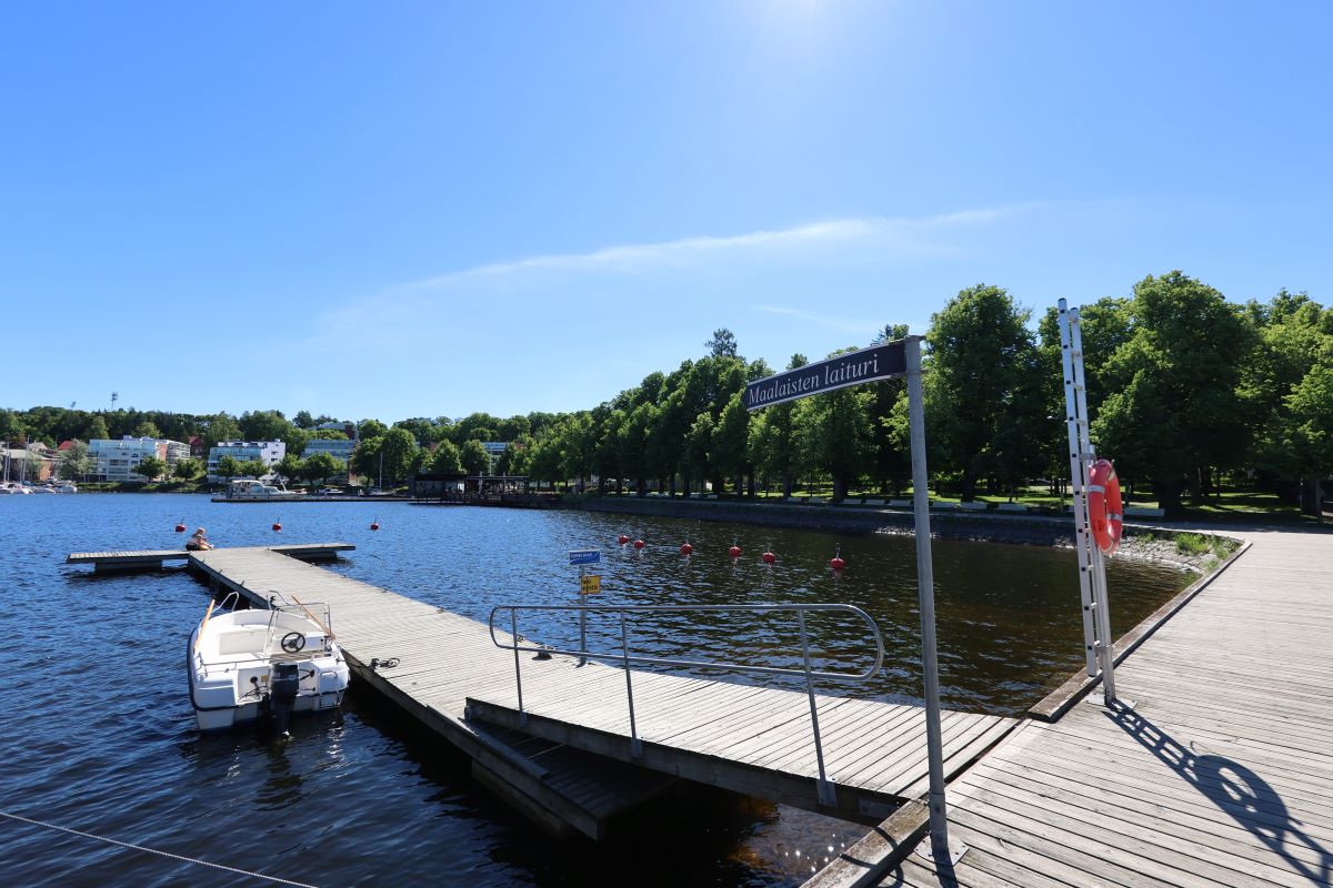 Vierasvenelaituri Maalaisten laituri on Kaupunginlahden pohjukassa.