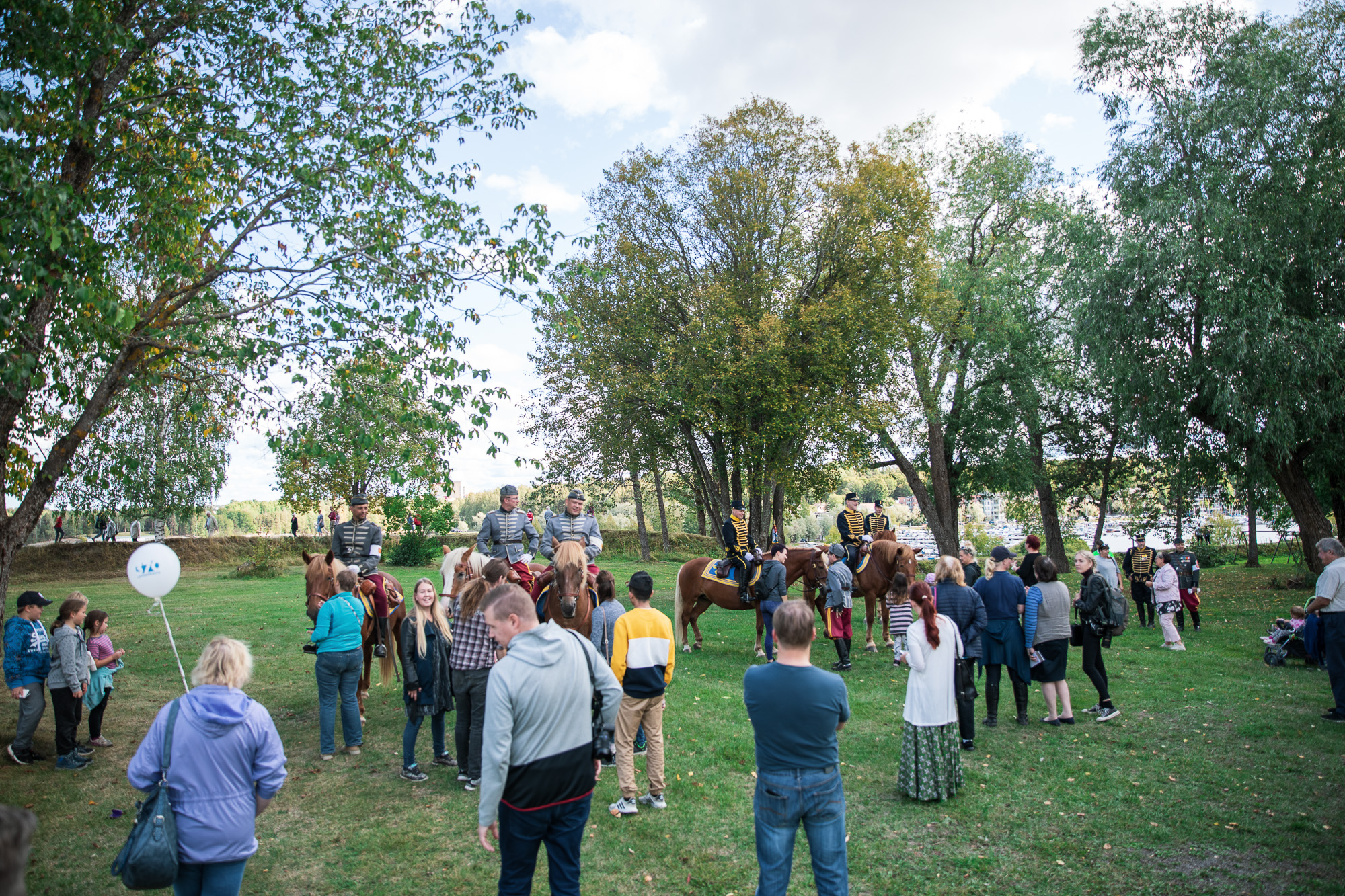 Ihmisiä linnoituksessa.