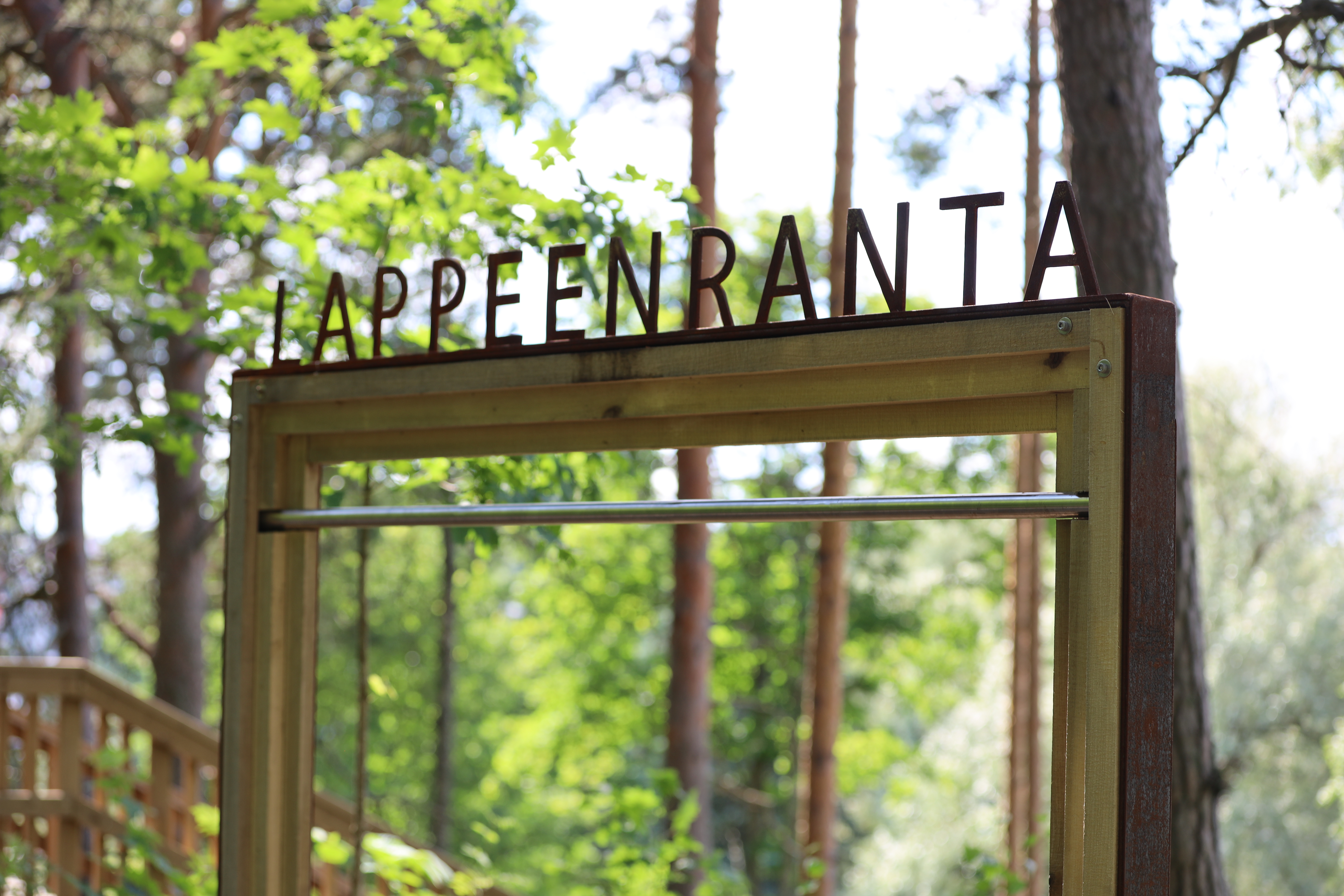 Kimpisen leuanvetotanko, jonka päällä lukee Lappeenranta.