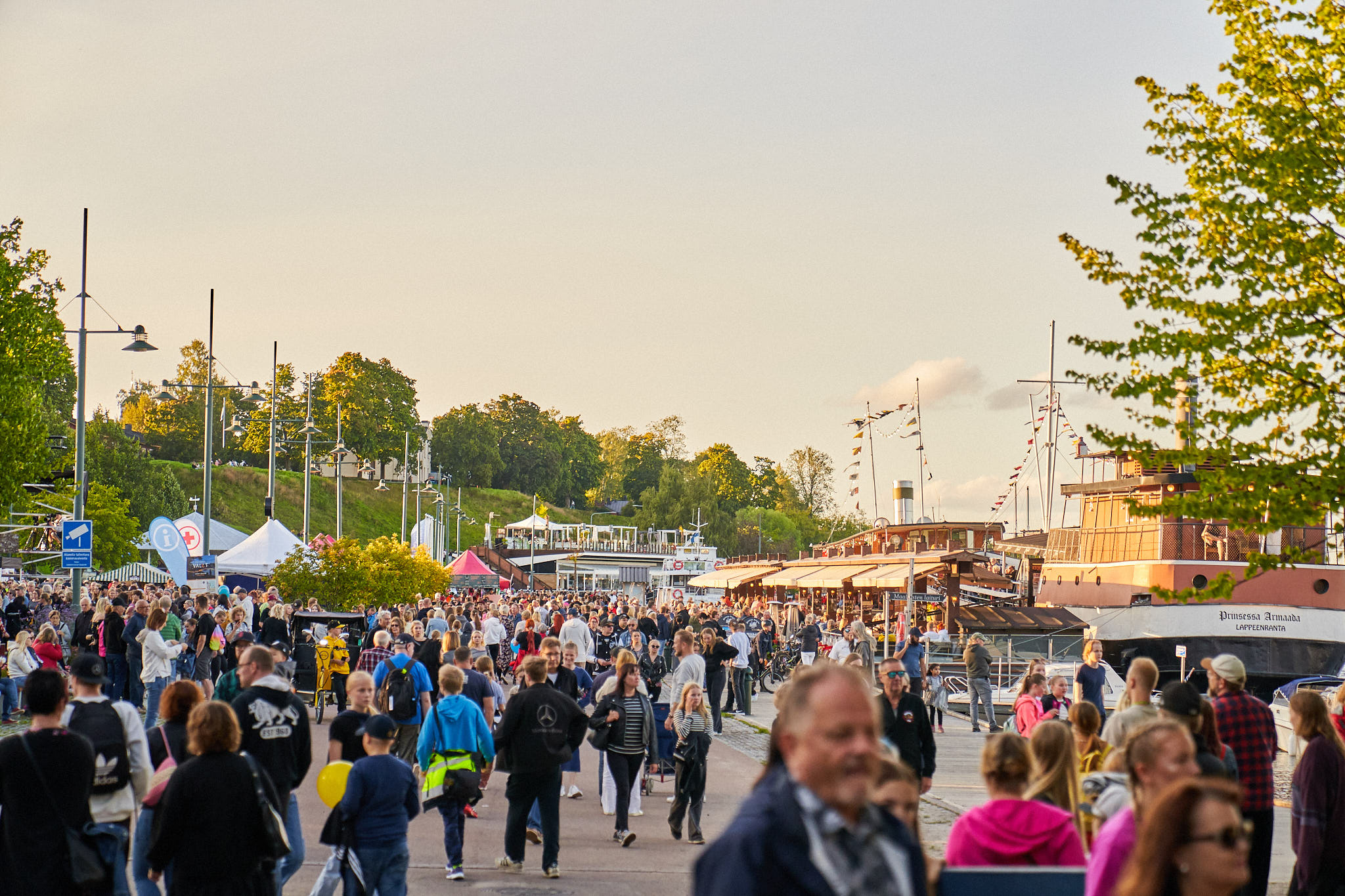 Ihmisiä Lappeenrannan satamassa kesäiltana.