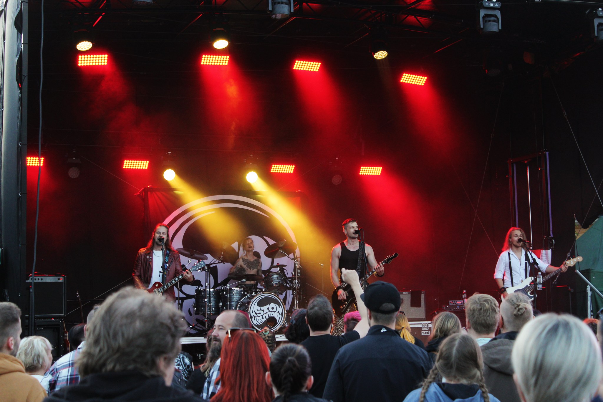 Rock-yhtye esiintymässä lavalla yleisön edessä.
