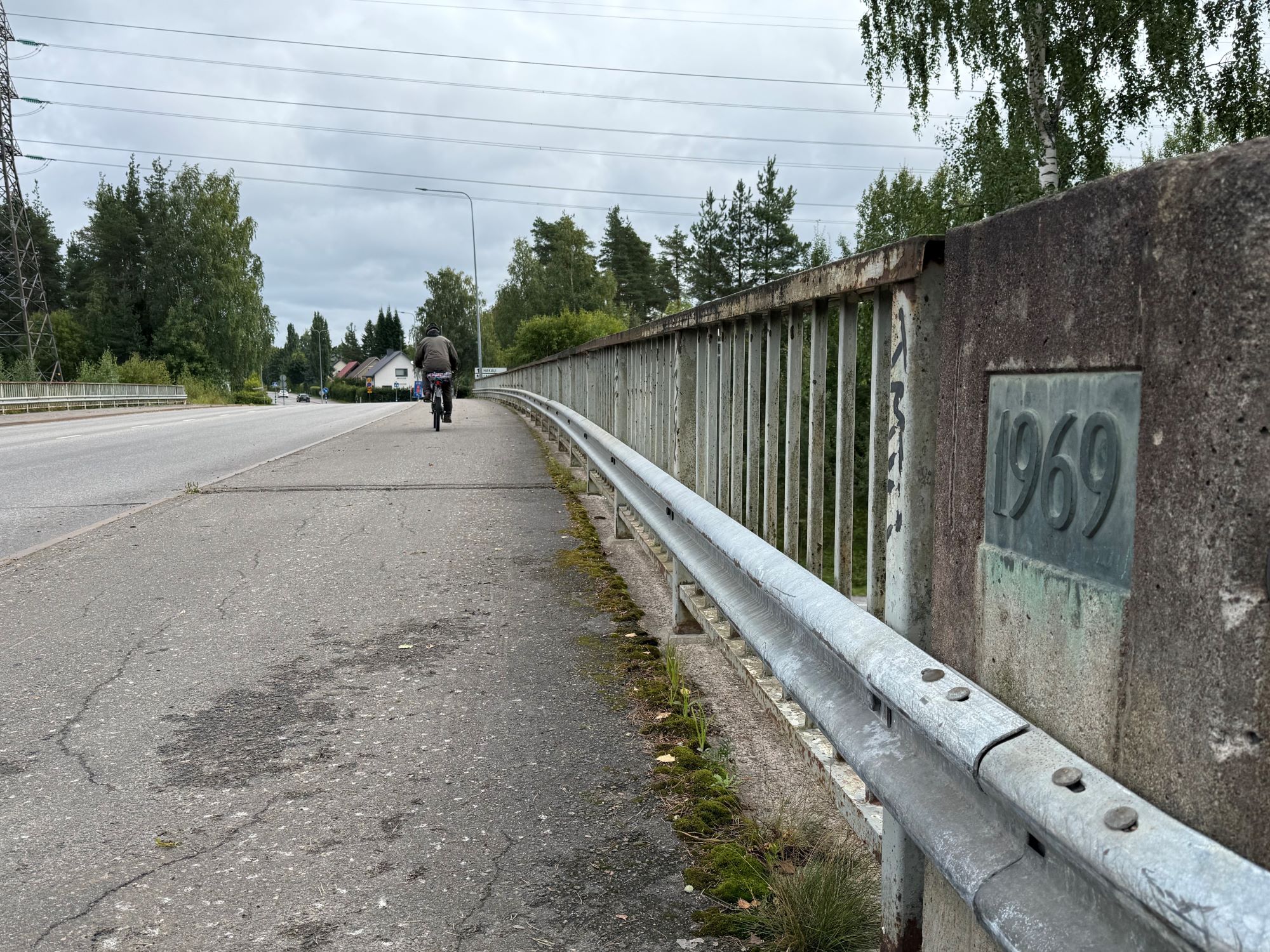 Kalevankadun silta, jossa pyöräilijä. Sillan rakennusvuosi 1969 siltabetonissa.