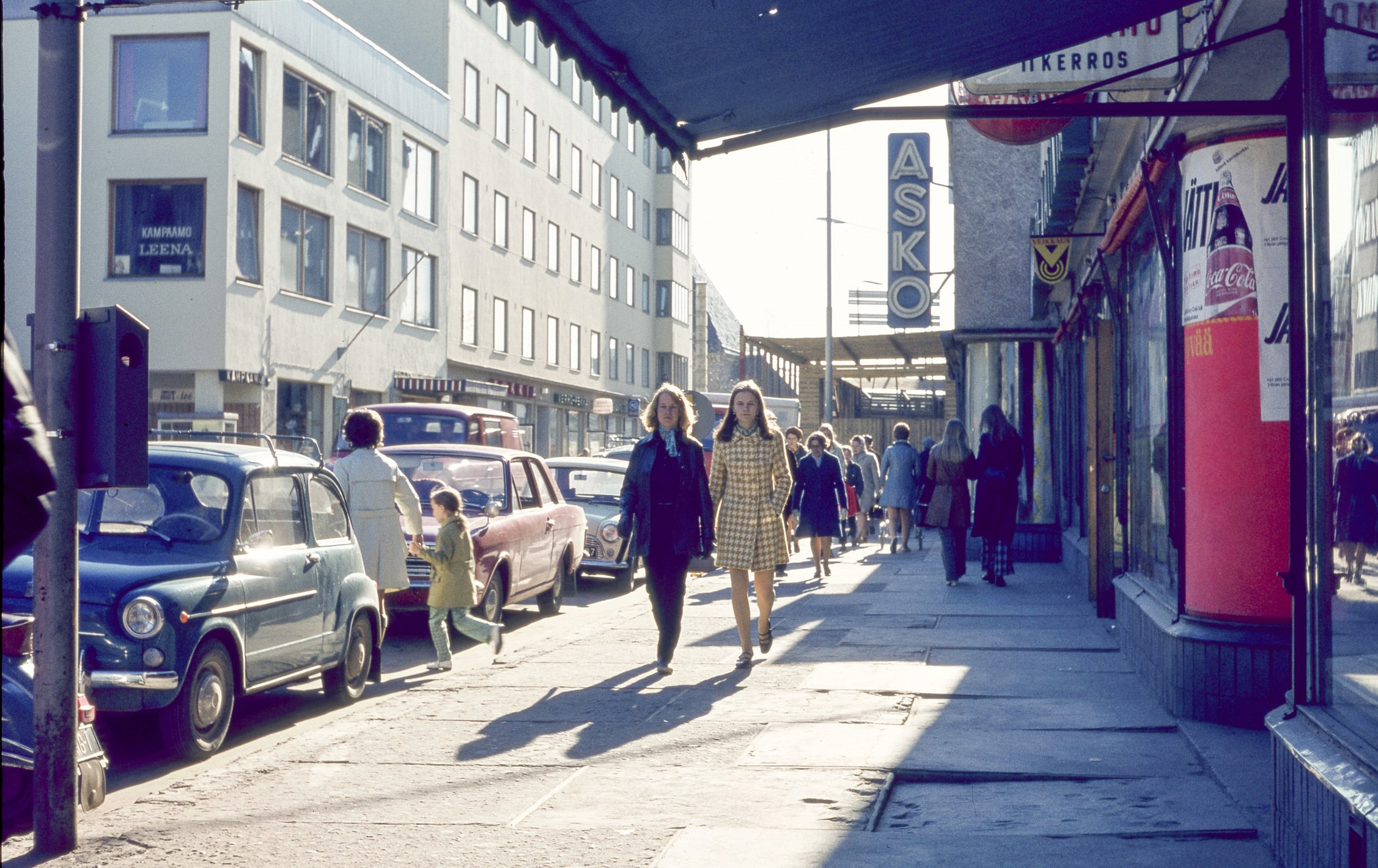Ihmisiä kävelemässä Lappeenrannan Valtakadulla vuonna 1971.