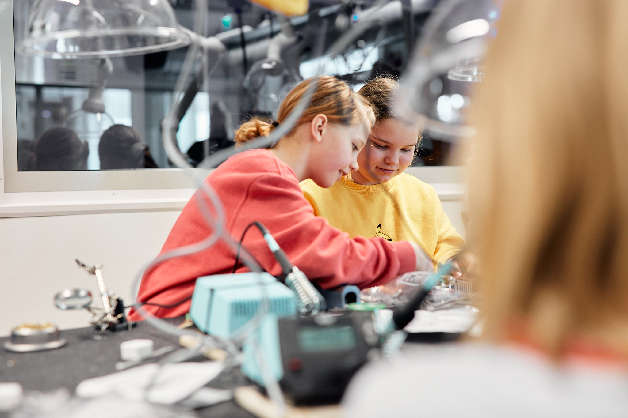 Kaksi oppilasta koululuokassa.