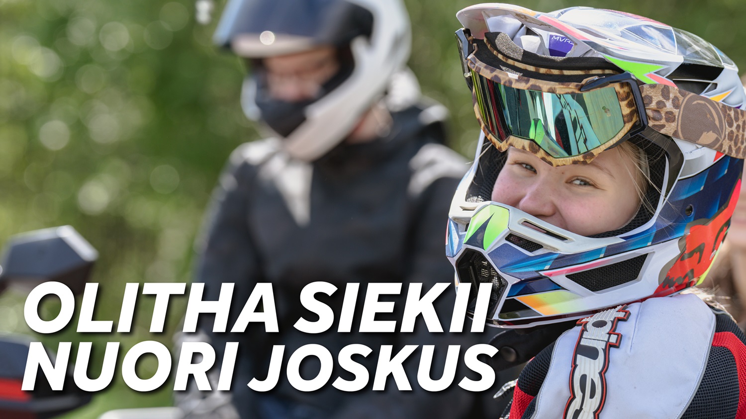 Kaksi nuorta mopoilijaa kypärät päässään, valkoinen teksti: olitha siekii nuori joskus.
