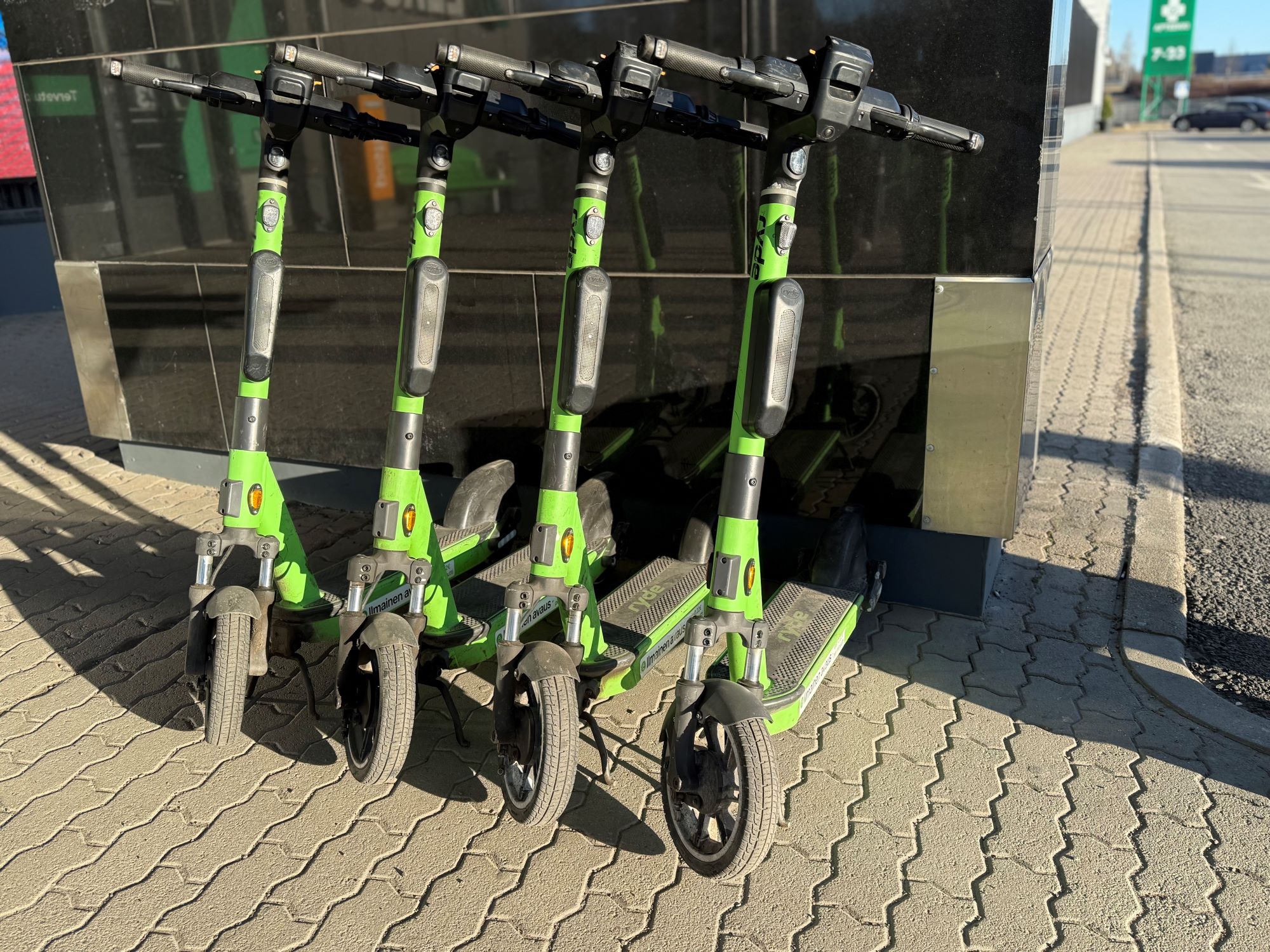 Neljä sähköpotkulautaa rivissä.