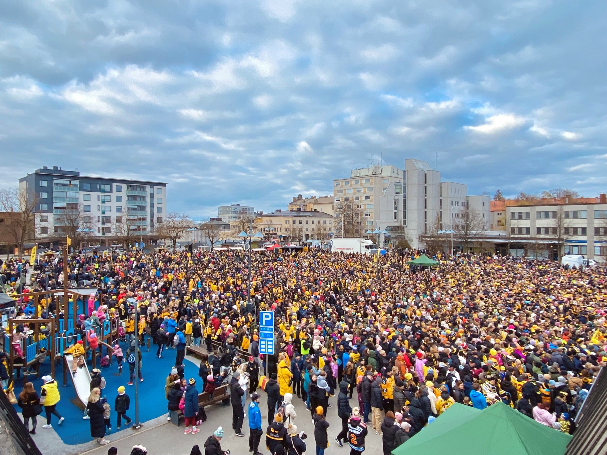 Väkijoukkoa korkealta kuvattuna kauppatorilla SaiPan juhlissa.
