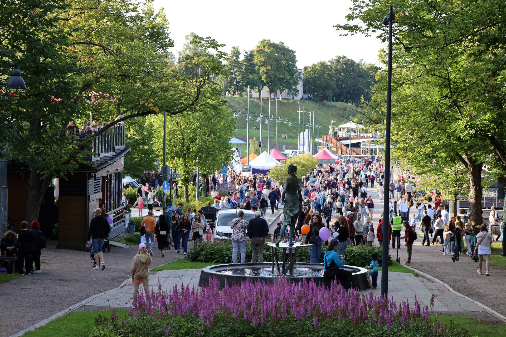 Ihmisispaljous satamatorilla.