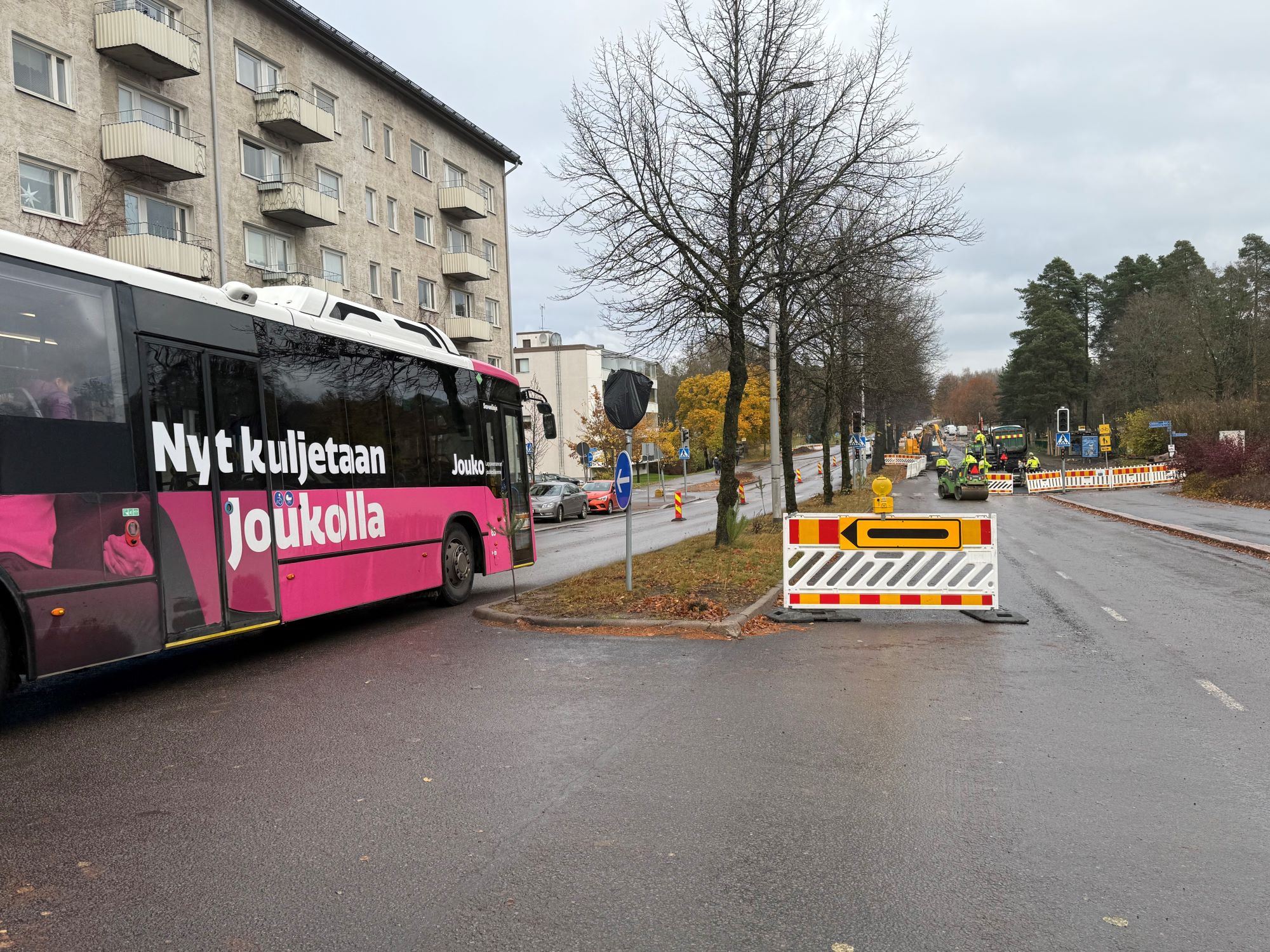 Valtakadun remonttia, Jouko bussi, kerrostaloja, liikennemerkki.
