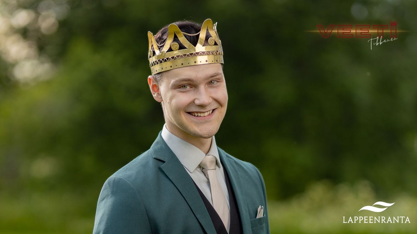 Tangokuningas Veeti Tikkanen kruunu päässään, logot Veeti Tikkanen ja Lappeenranta.