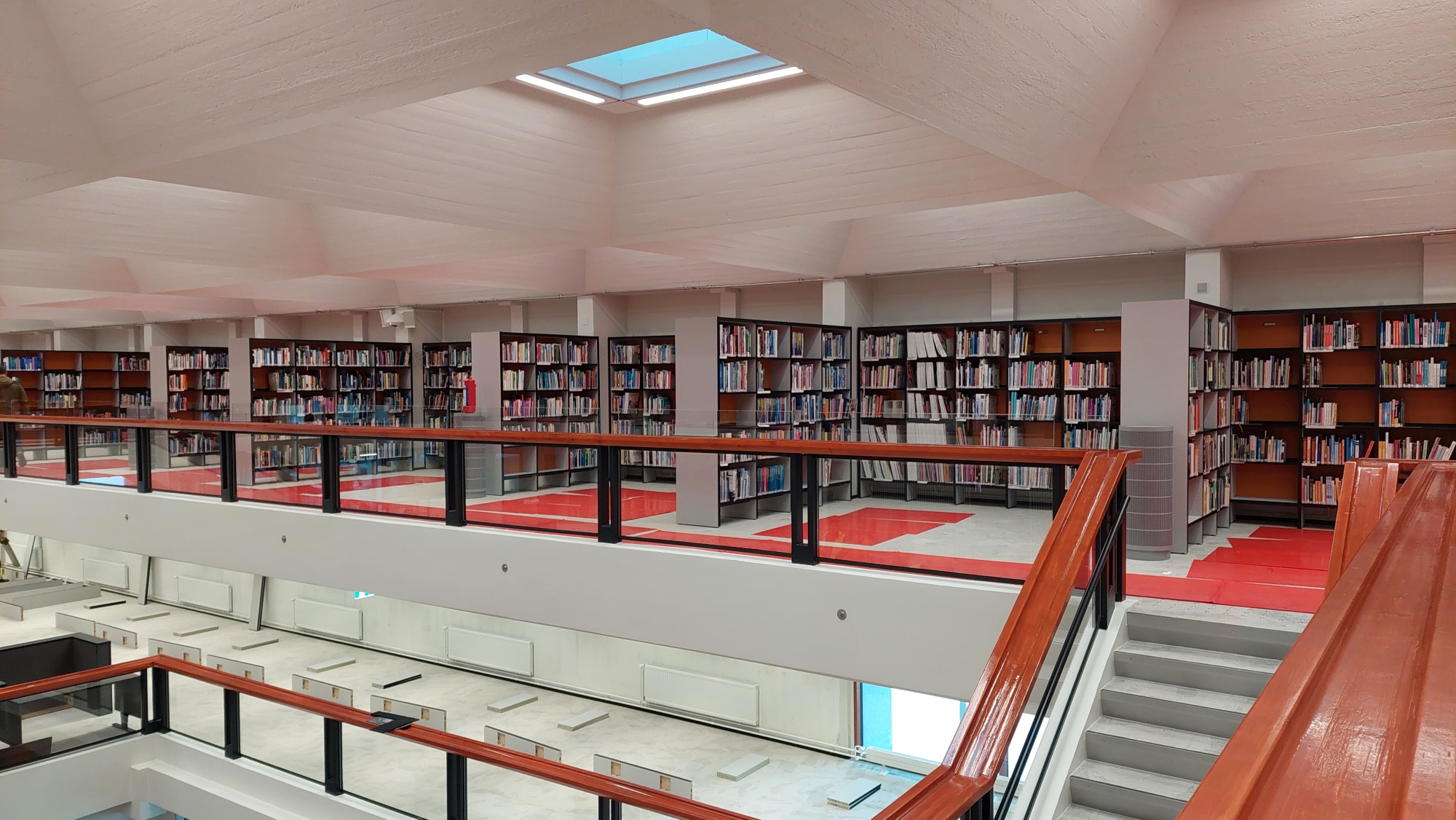 Lappeenrannan uudistetun pääkirjaston lainausosastoa, jossa kirjahyllyjä.