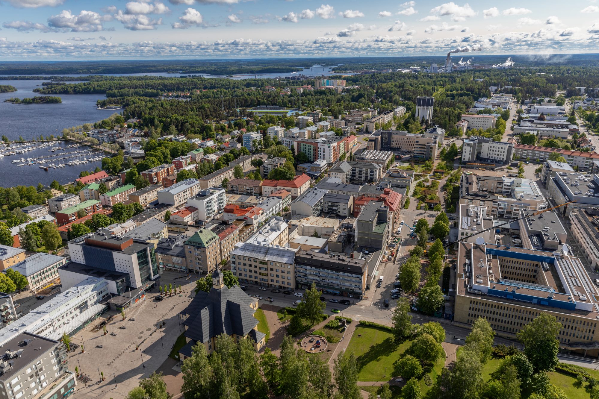  Ilmakuva Lappeenrannan keskustasta itään päin. Rakennuksia, luontoa, Saimaata.   
