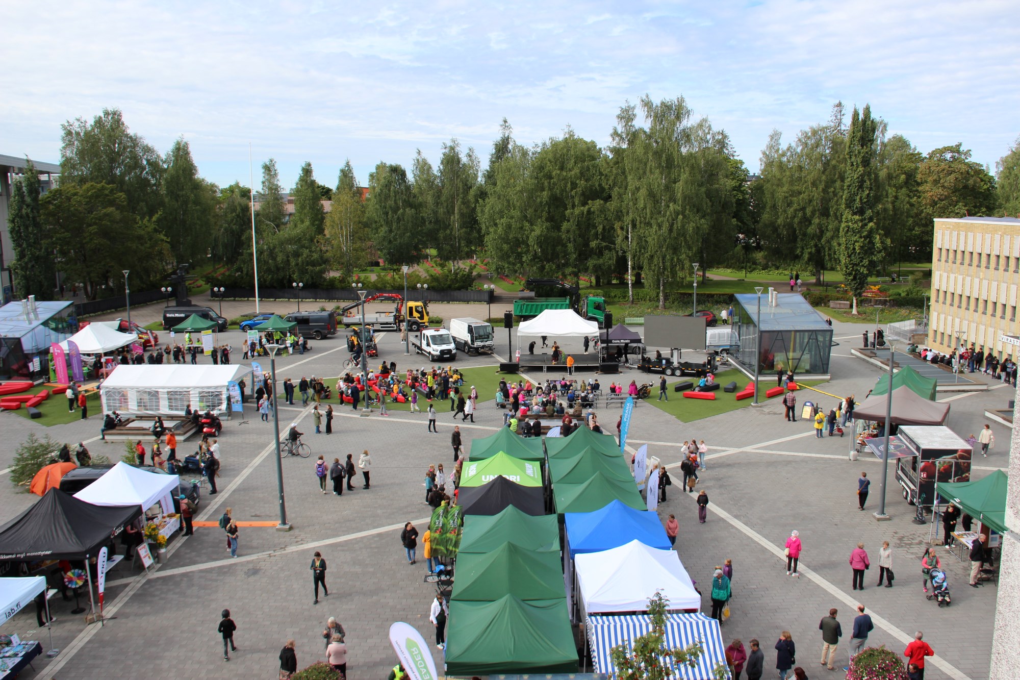 Lappeenrannan kansalaistorilla on paljon ihmisiä Lappeenranta Tänään -kaupunkitapahtumassa. 