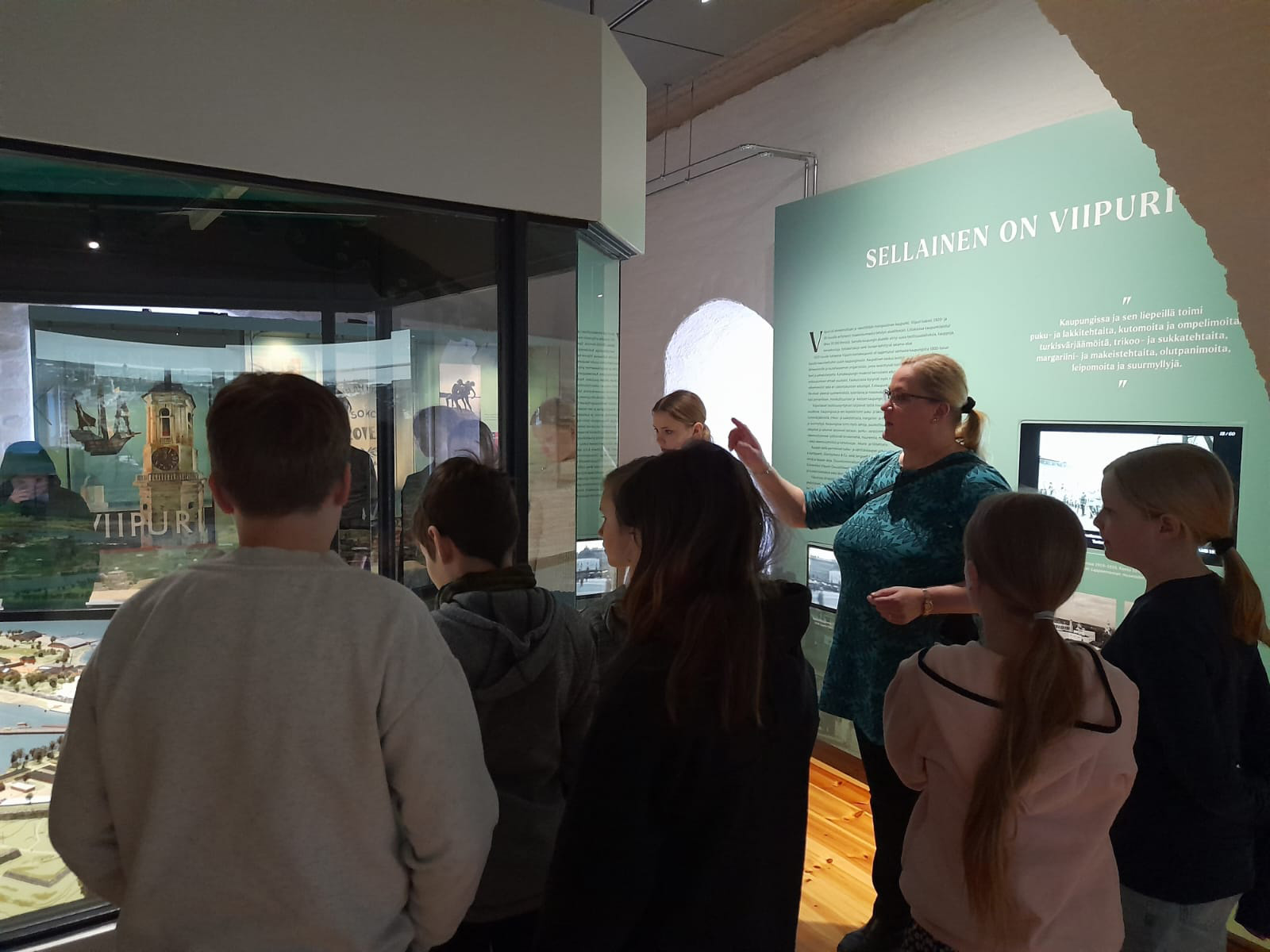 Ohjaaja kertomassa Viipurin pienoismallista oppilaille Etelä-Karjalan museolla.