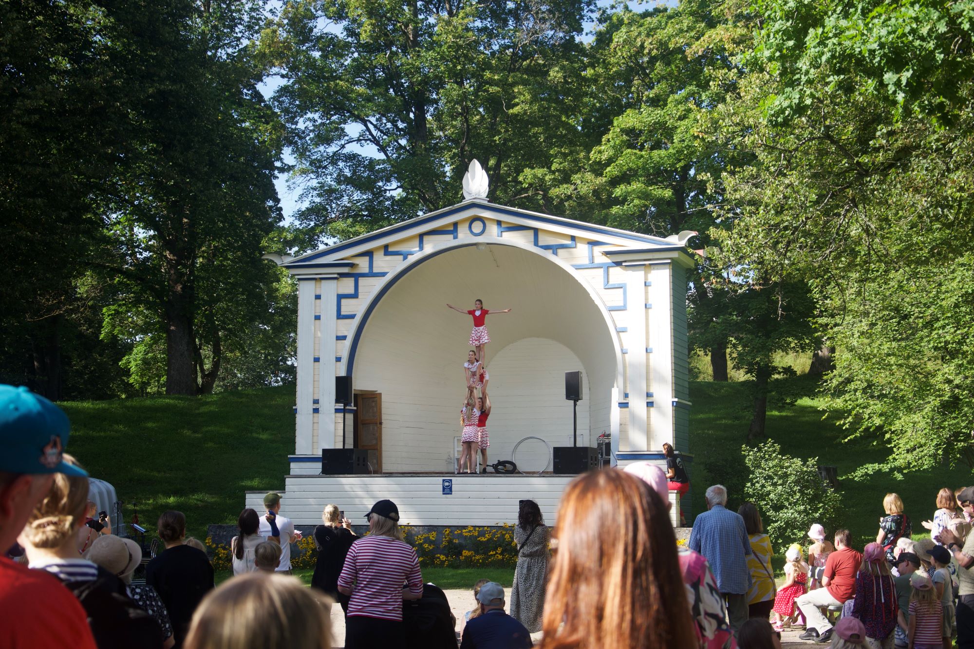 Cheerleading-joukkue esiintyy Lappeenrannan Pusupuiston lavalla muodostaen ihmispyramidin.