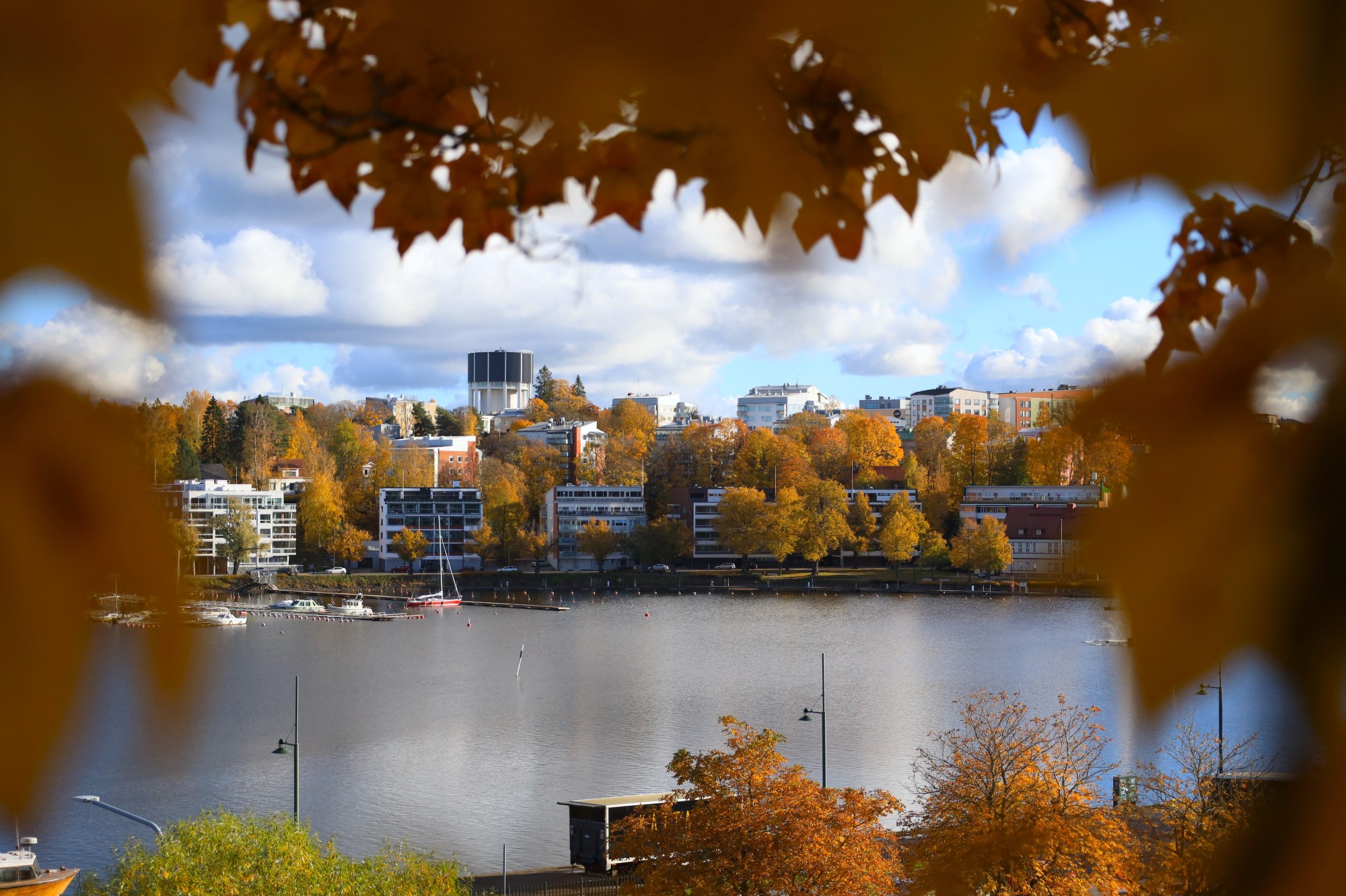 Syksyinen kaupunginlahti.