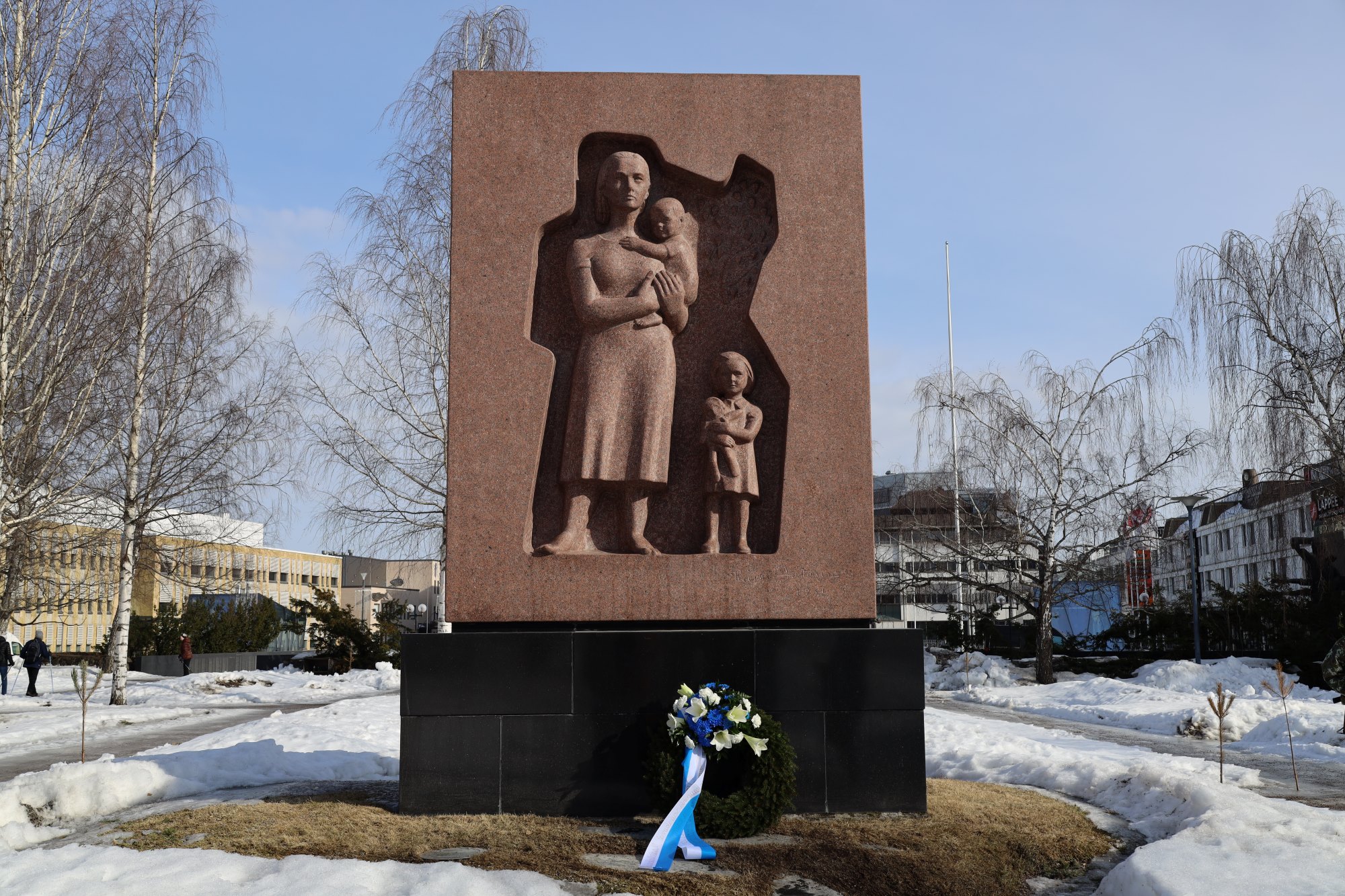 Lappeenrannan sankarimuistomerkki Suru ja usko tulevaisuuteen, joka on Wäinö Aaltosen käsialaa. Graniittiveistoksessa nainen lapsi sylissään ja leikki-ikäinen lapsi jalkojen juuressa.