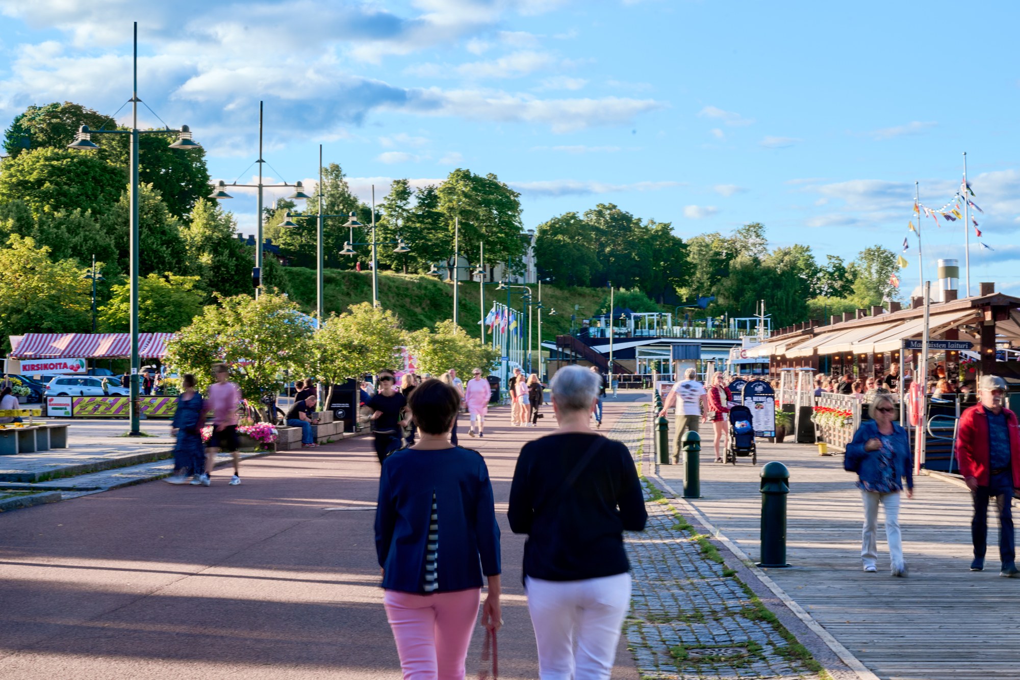 Kaupungin elämää satamassa.