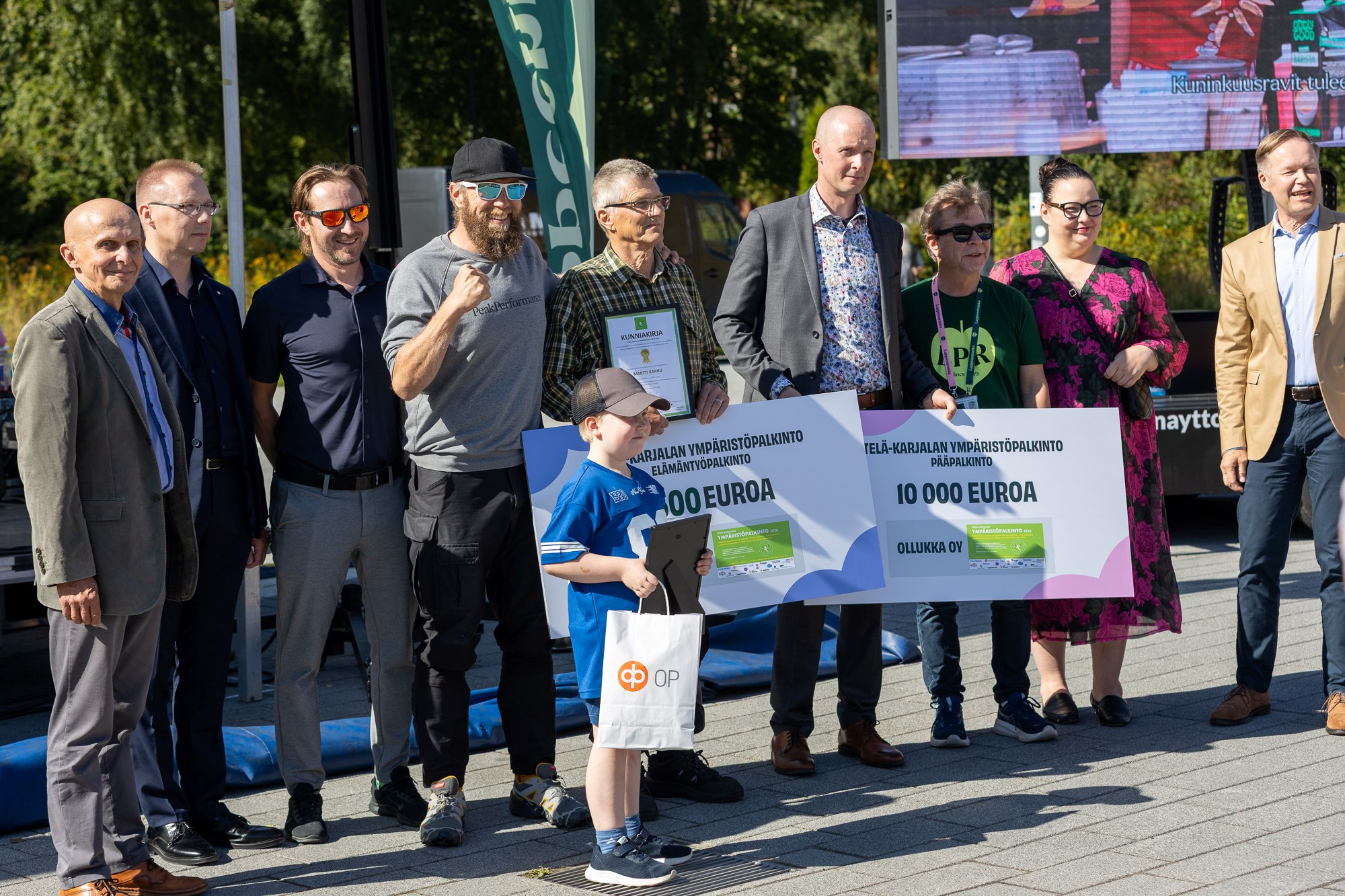 Ympäristöpalkinnon myöntäjät ja vastaanottajat yhteiskuvassa.