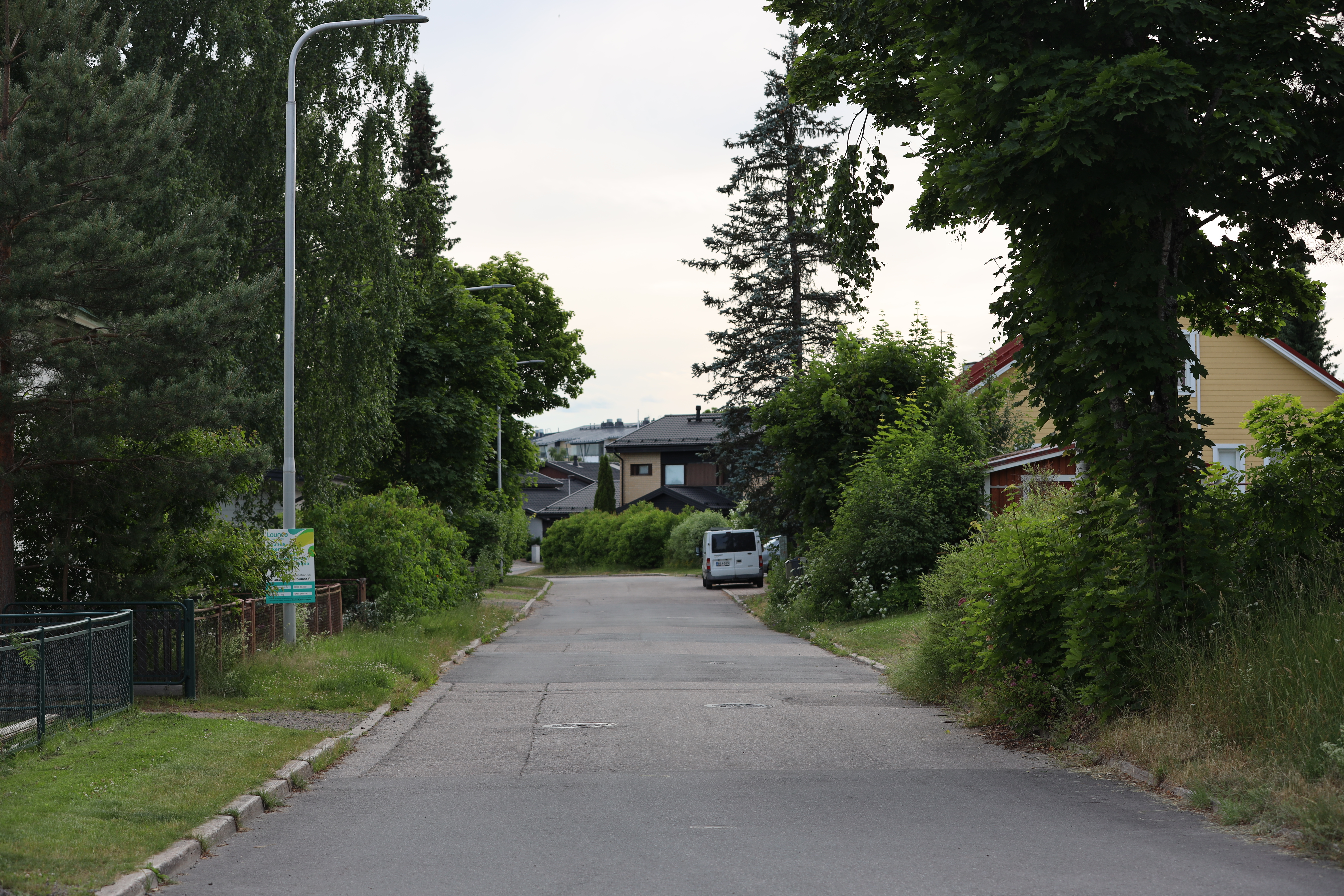 Alakylän asuinalueen tie ja taloja.