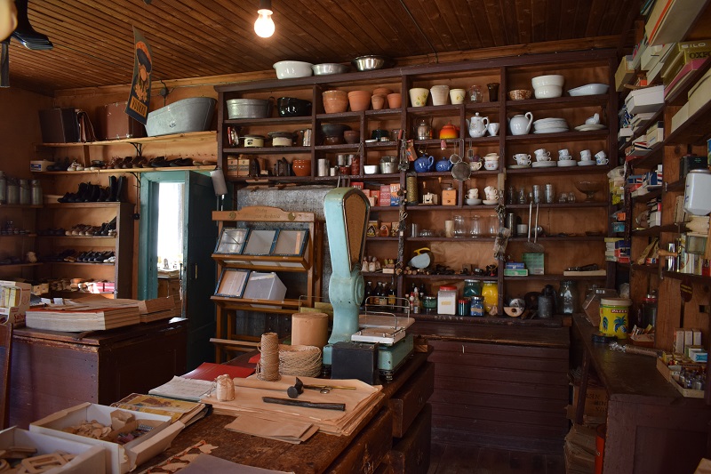 Honkakylän kauppamuseon myyntitiski ja esineistöä Parikkalassa. Kuva Sinikka Myyrä.  